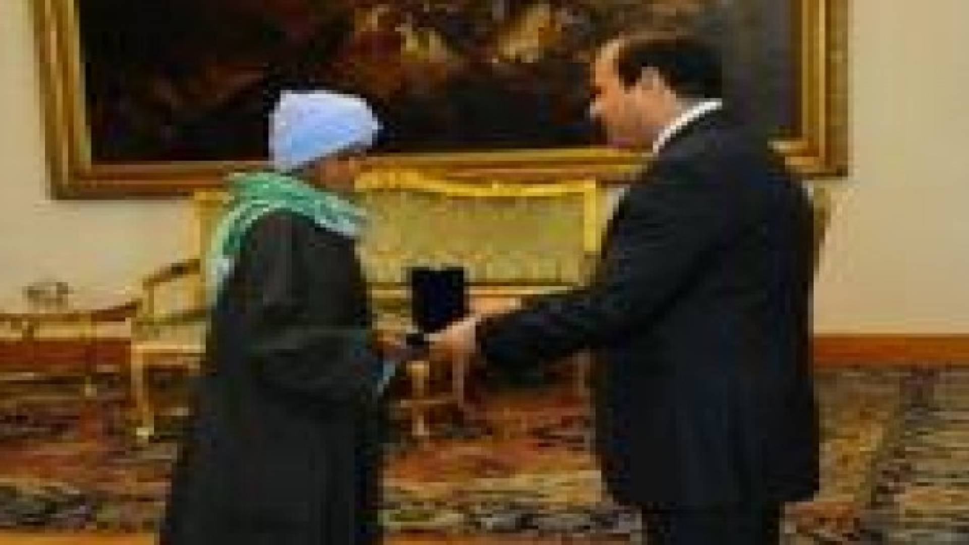 السيسي يكرم امرأة تتنكر بملابس الرجال منذ 43 عاما