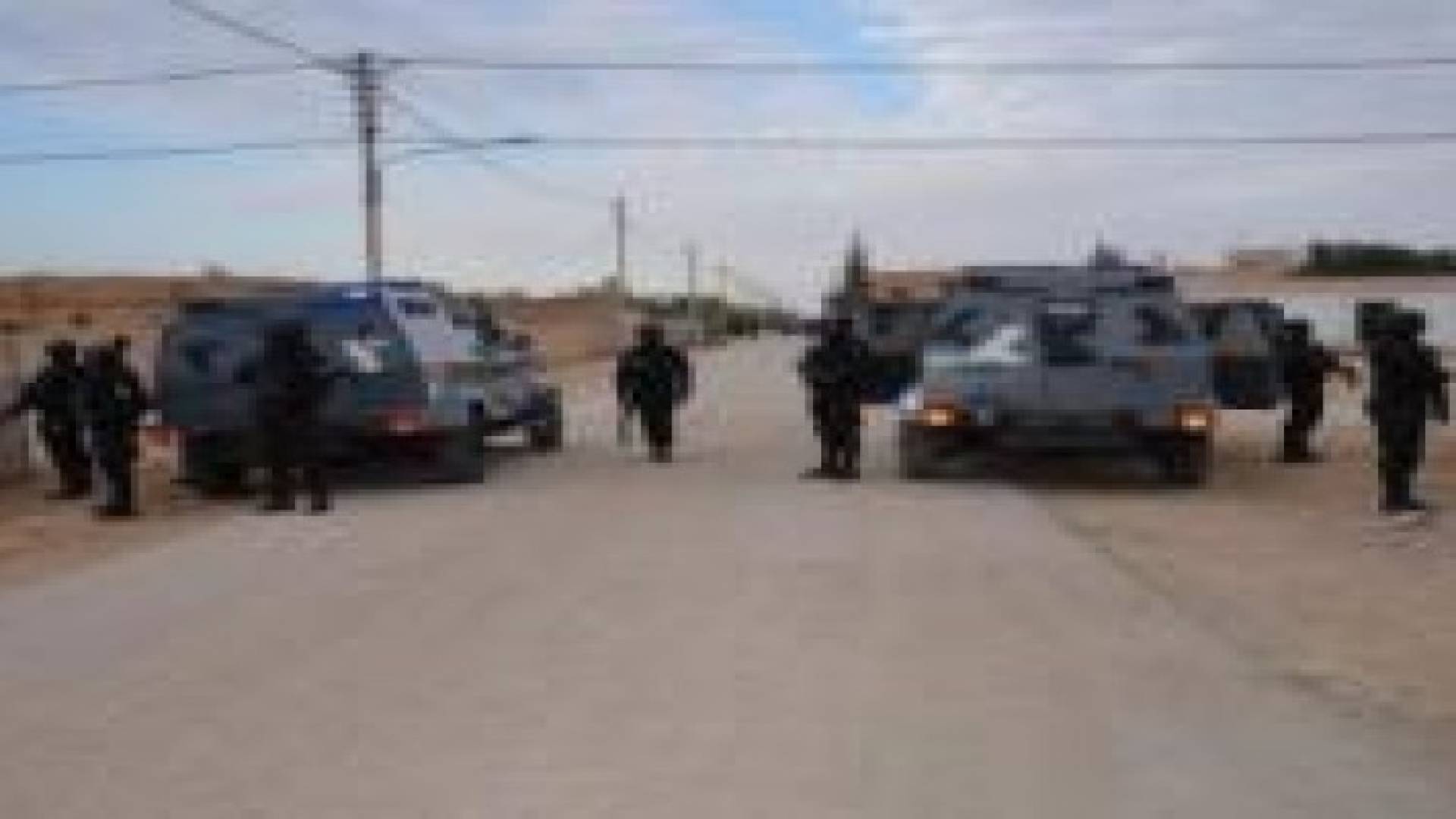 البلقاء: اعتقال (3) مطلوبين خطيرين بعد مداهمة أمنية