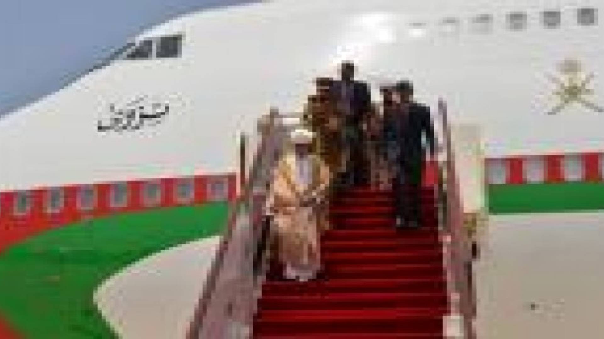 السلطان قابوس يعود إلى عمان بعد 8 أشهر من العلاج في ألمانيا