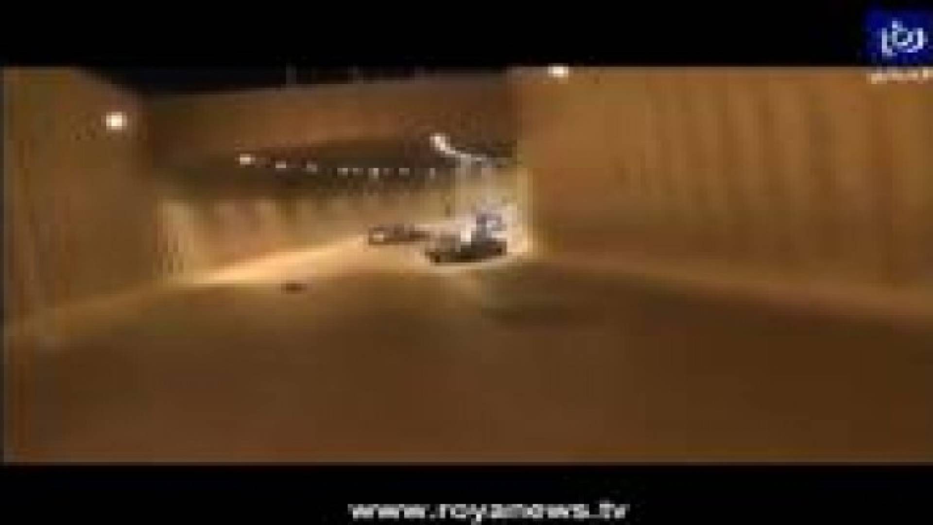 بالفيديو: سيارات " تفحط" في احد أنفاق العاصمة عمان