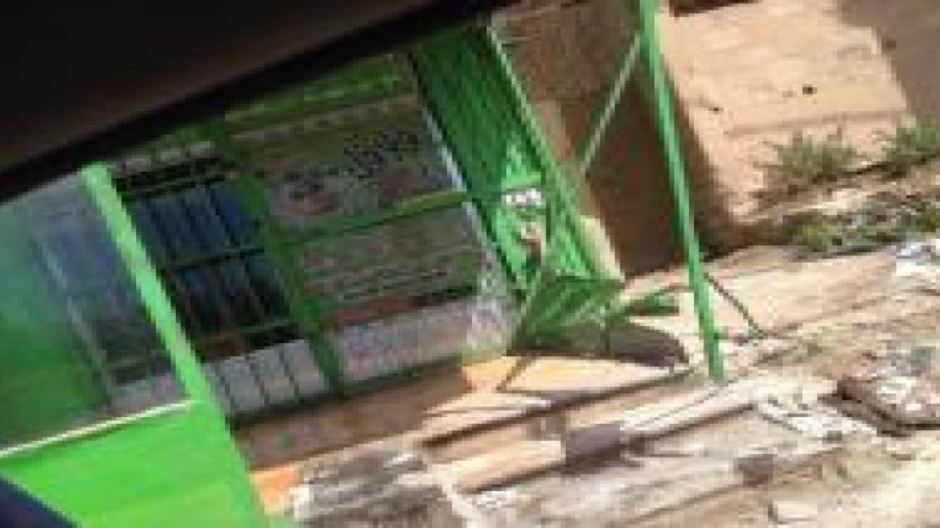 مركبة تصدم مطعما فتقلب الزيت على العاملين