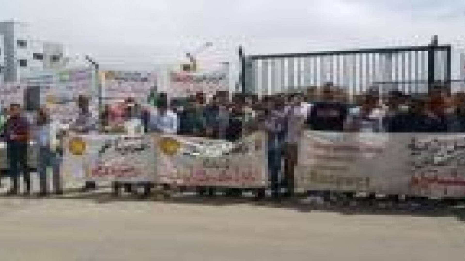 موظفو "جوسكو" المنهاة خدماتهم يستأنفون الاعتصام