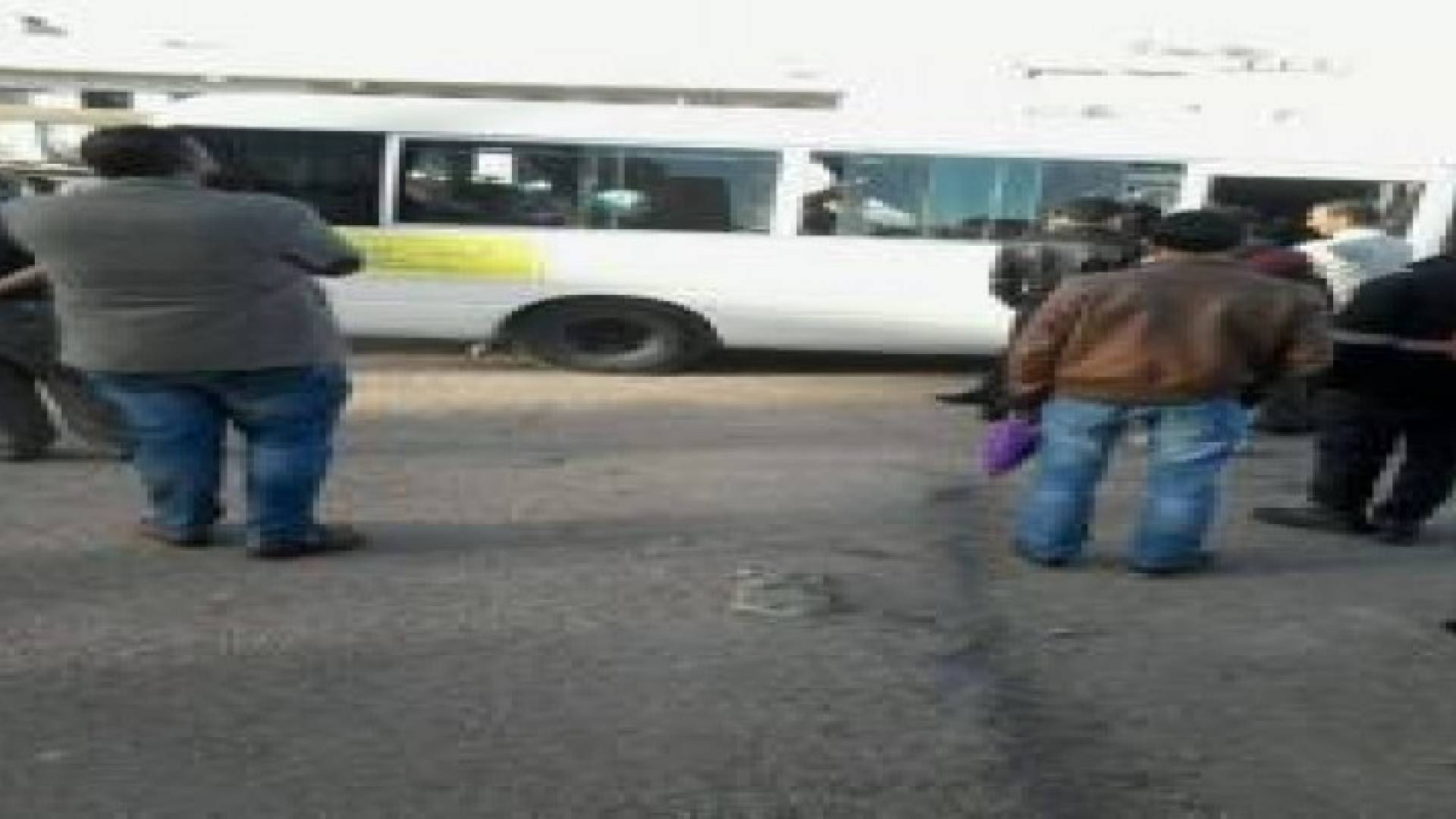 حملة امنية على باصات النقل في عمان.. صور