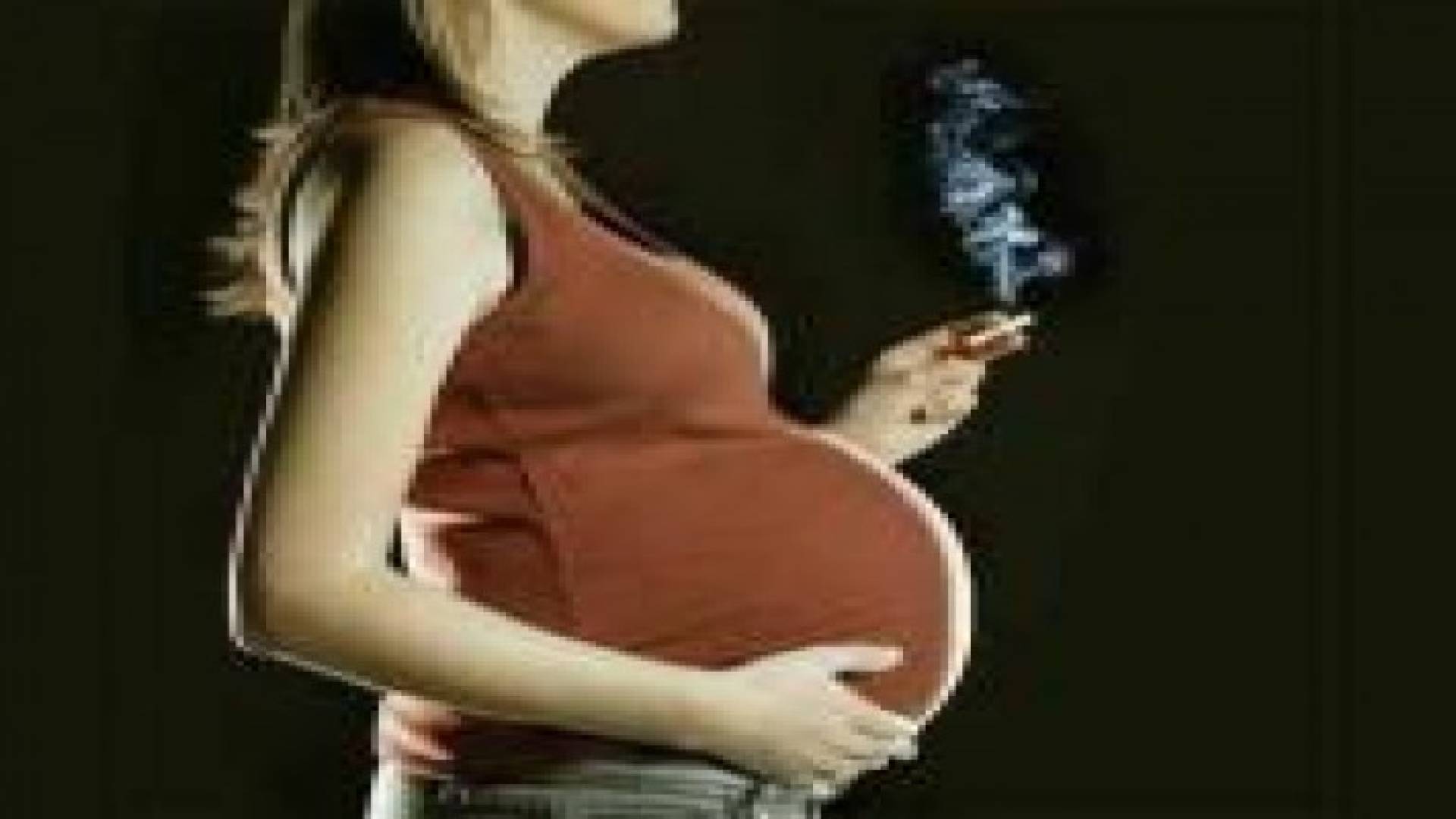 تدخين الحامل يجعل جنينها عابسا