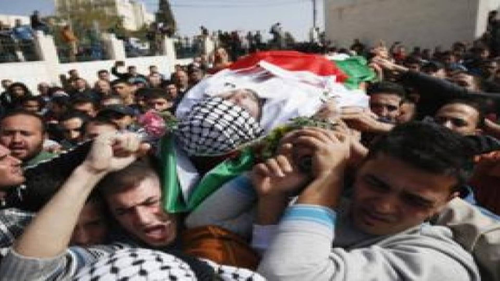 بالهتافات والورود.. فلسطينيون يشيعون شاب قتل برصاص الاحتلال قرب رام الله