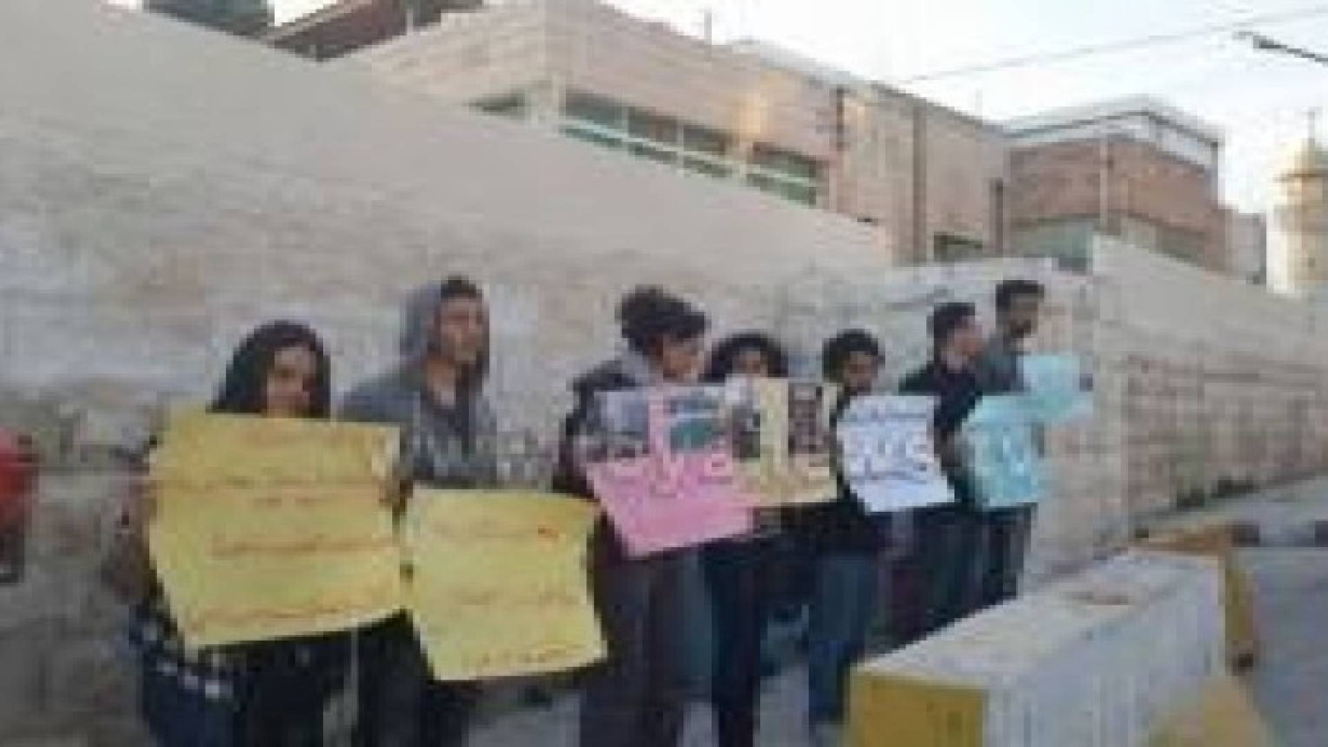 العشرات يطالبون بفتح ممر آمن للمحاصرين في اليرموك .. صور