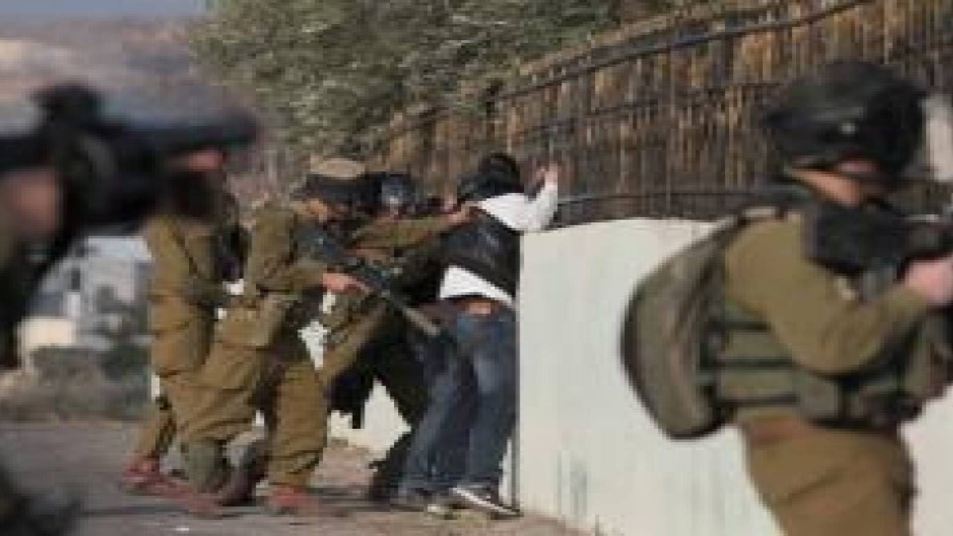 اعتقال خمسة شبان وفتية وتسليم إخطارات هدم بالخليل