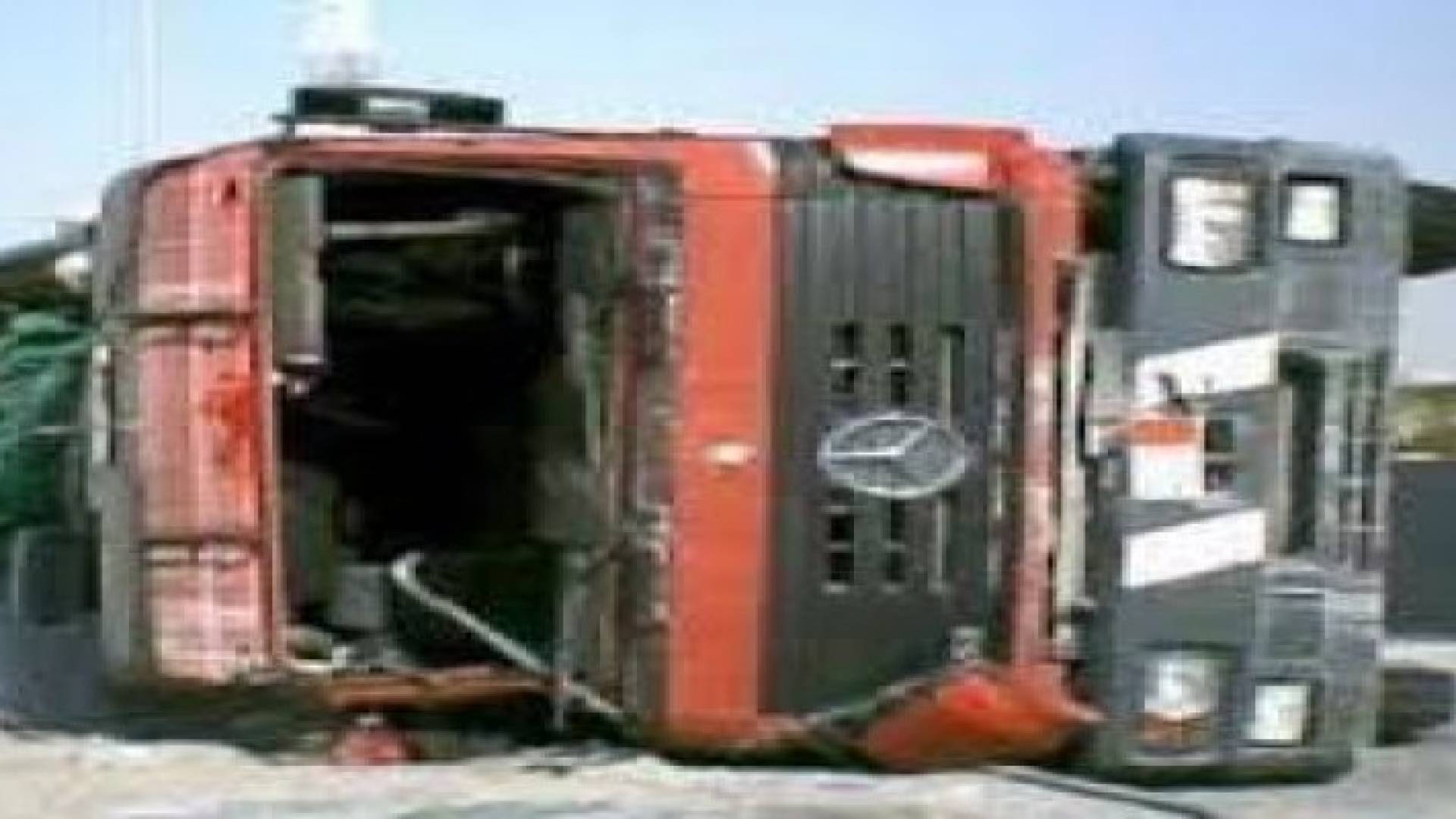 اصابة سائق شاحنة بعد تدهورها في الرمثا