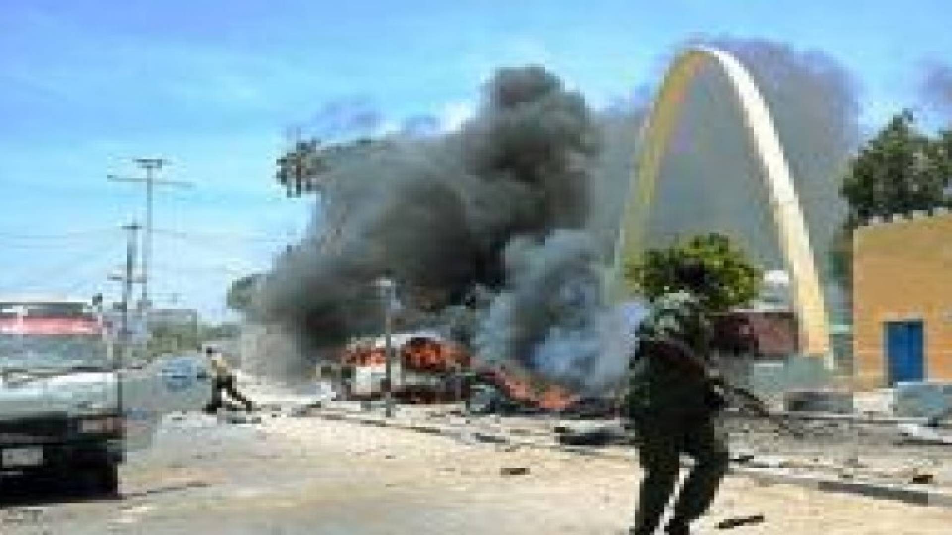 الصومال: 6 قتلى بالهجوم على فندق بمقديشو..والأمن يحاول تحرير رهائن بينهم مسؤولون