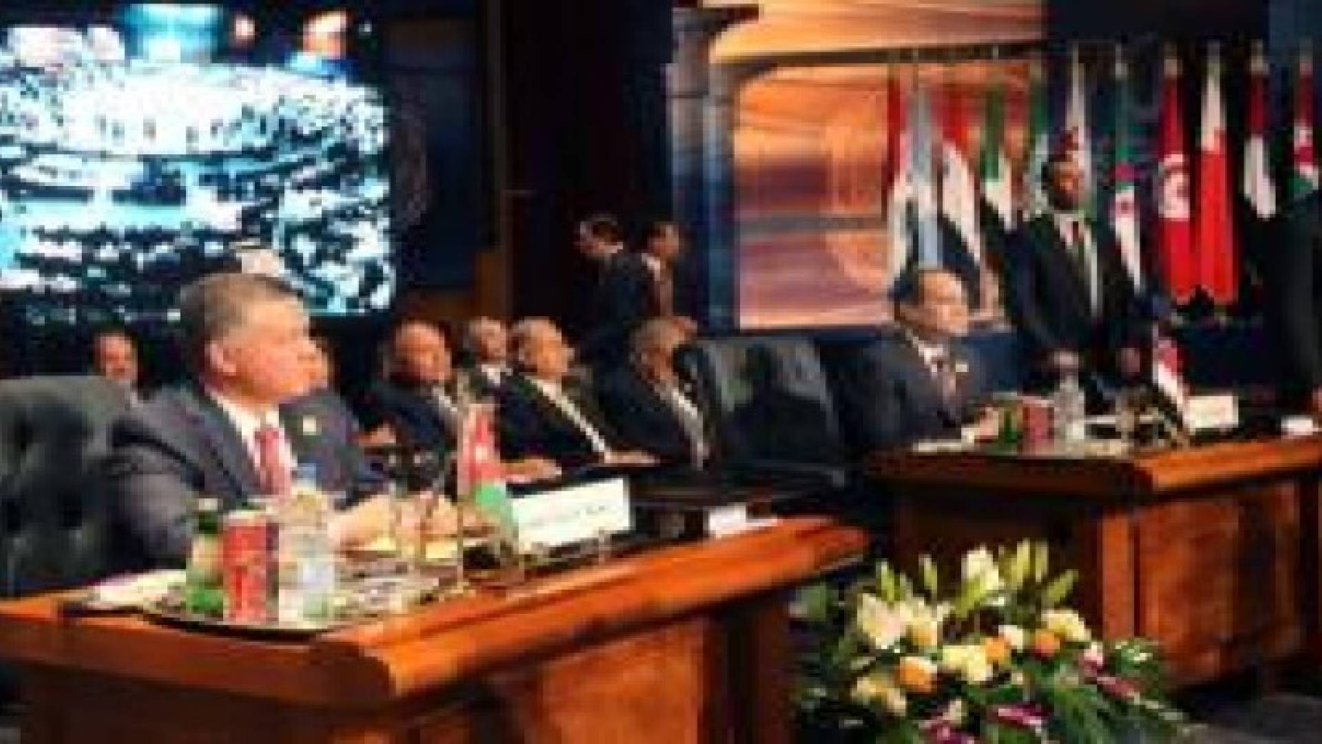 الملك يعود إلى أرض الوطن بعد مشاركته في القمة العربية.. صور