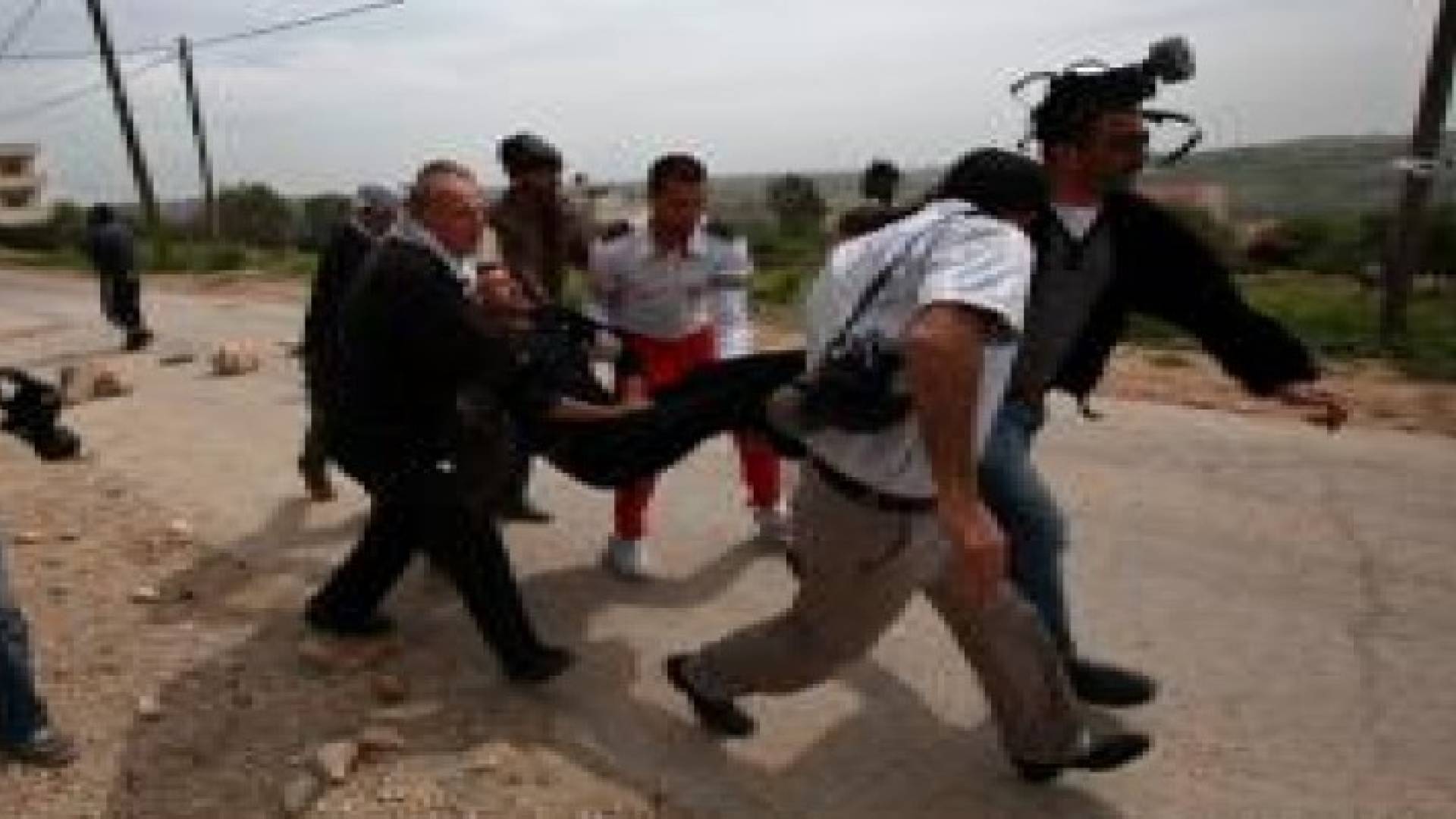 الاحتلال يقمع مسيرة في قرية النبي صالح قرب مدينة رام الله