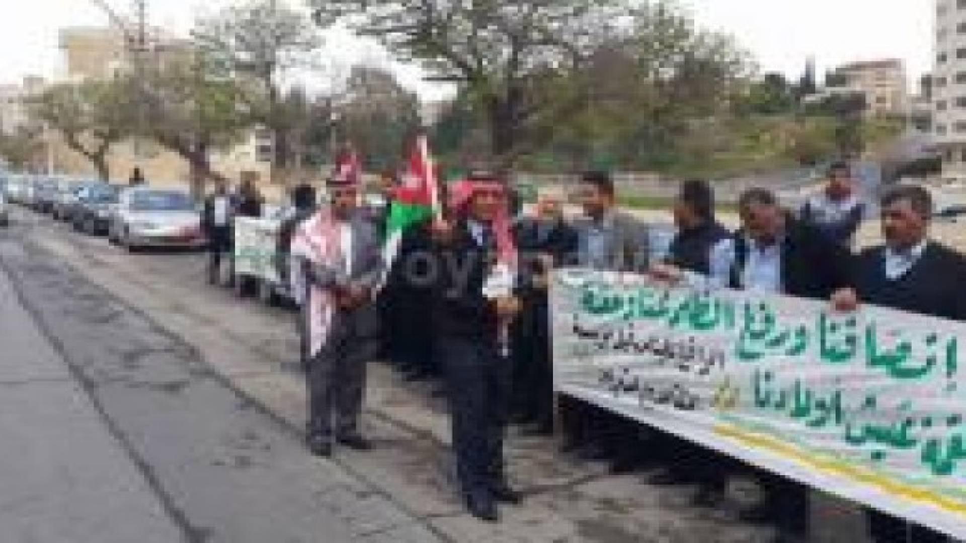 إعتصام لسائقي تكسي المطار أمام مجلس النواب