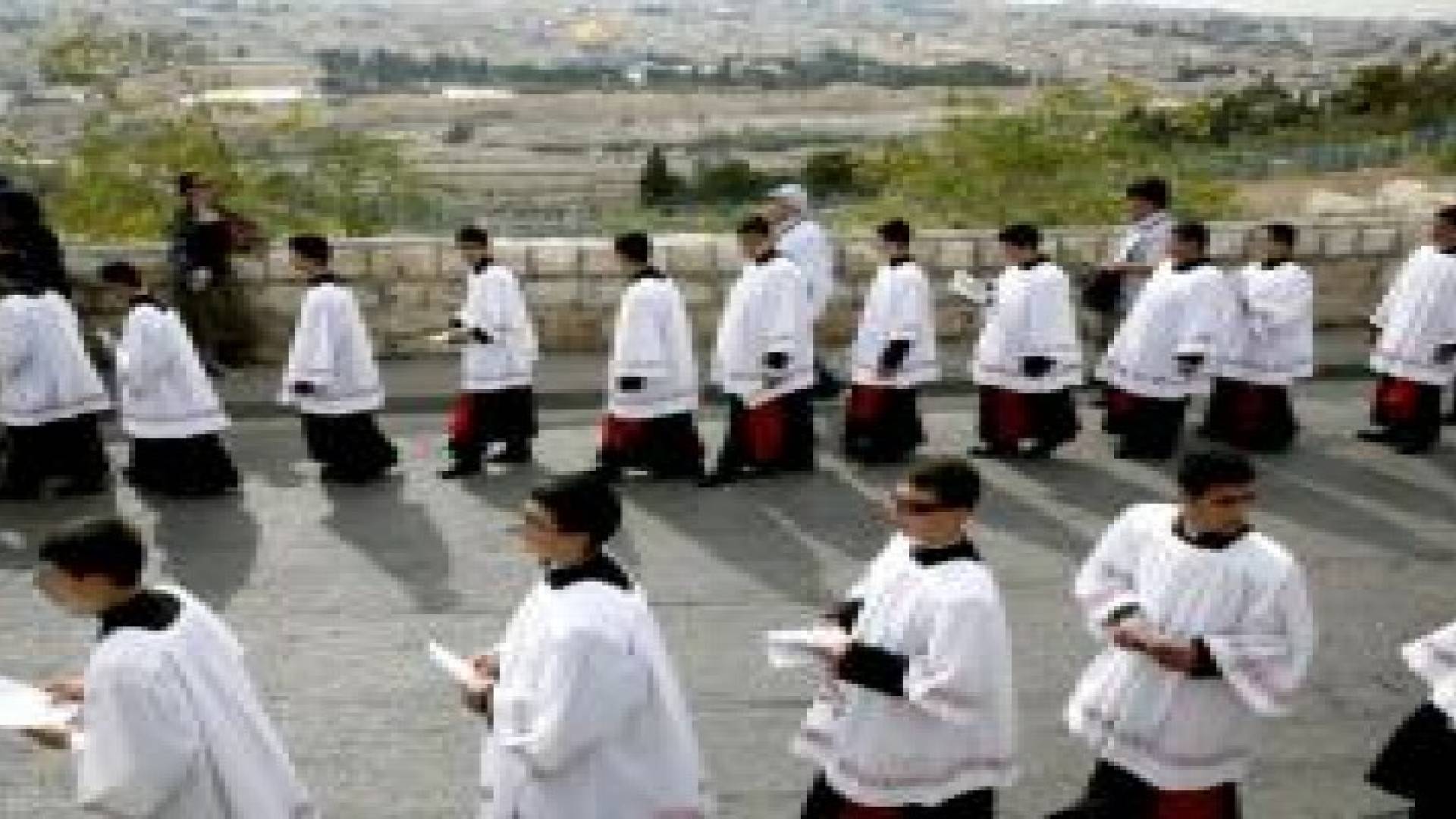 الفلسطينيون المسيحيون يحتفلون مع الاف الزوار الاجانب باحد الشعانين