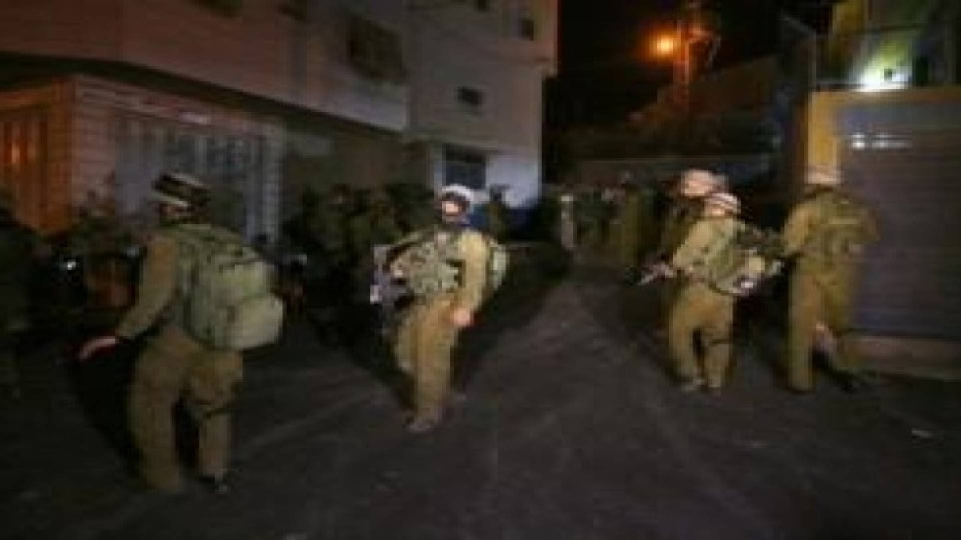 الاحتلال يعتقل 10 مقدسيين