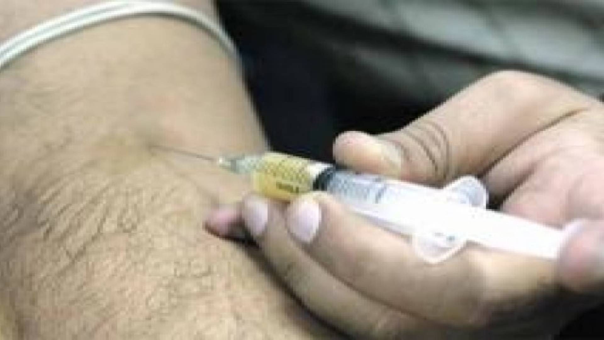 شرطة الطفيلة تلقي القبض على متعاطي مخدرات