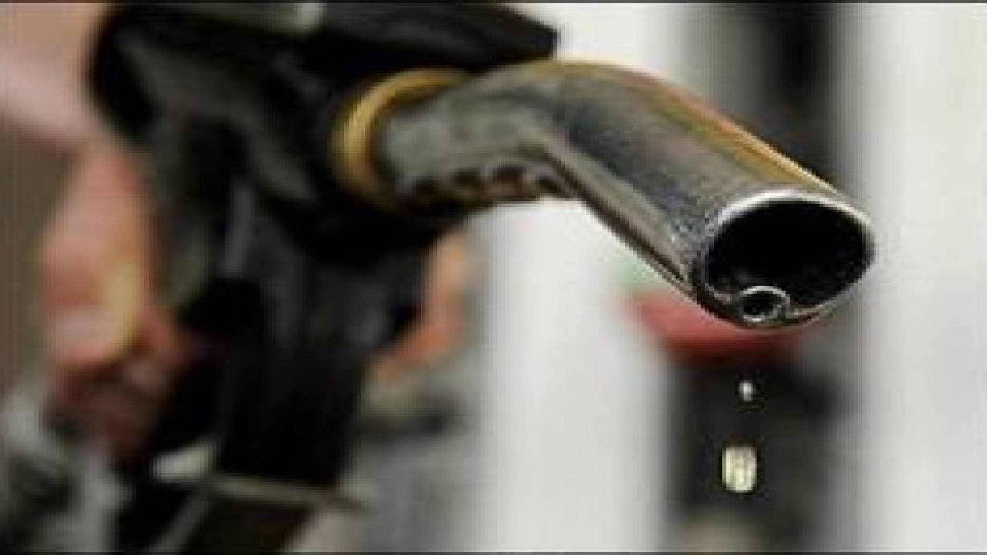 النفط 56.41 دولارا ... وتوقعات بتثبيت أسعار المحروقات محليا