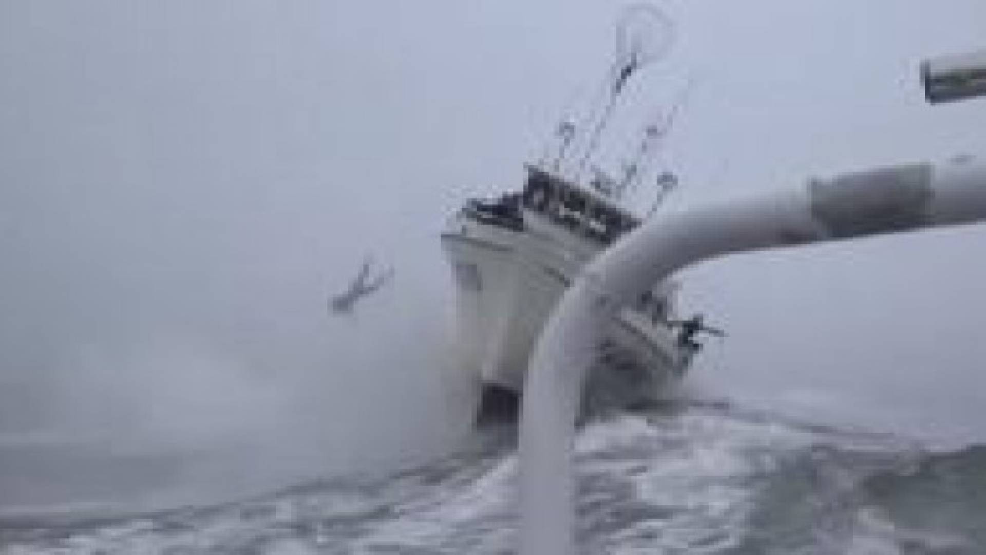 بالفيديو.. قفزة خلال عاصفة بحرية تحصد جائزة أكبر موجة لعام 2015