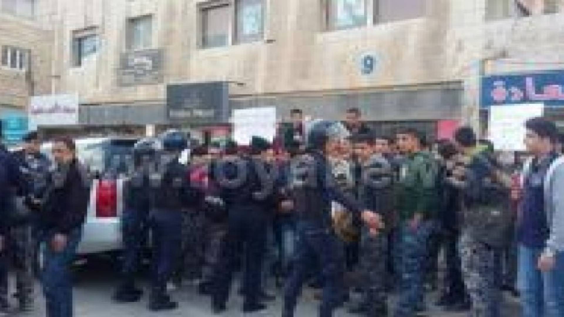 طلبة "التوجيهي" يعتصمون امام "التربية" احتجاجا على جدول الامتحانات.. صور