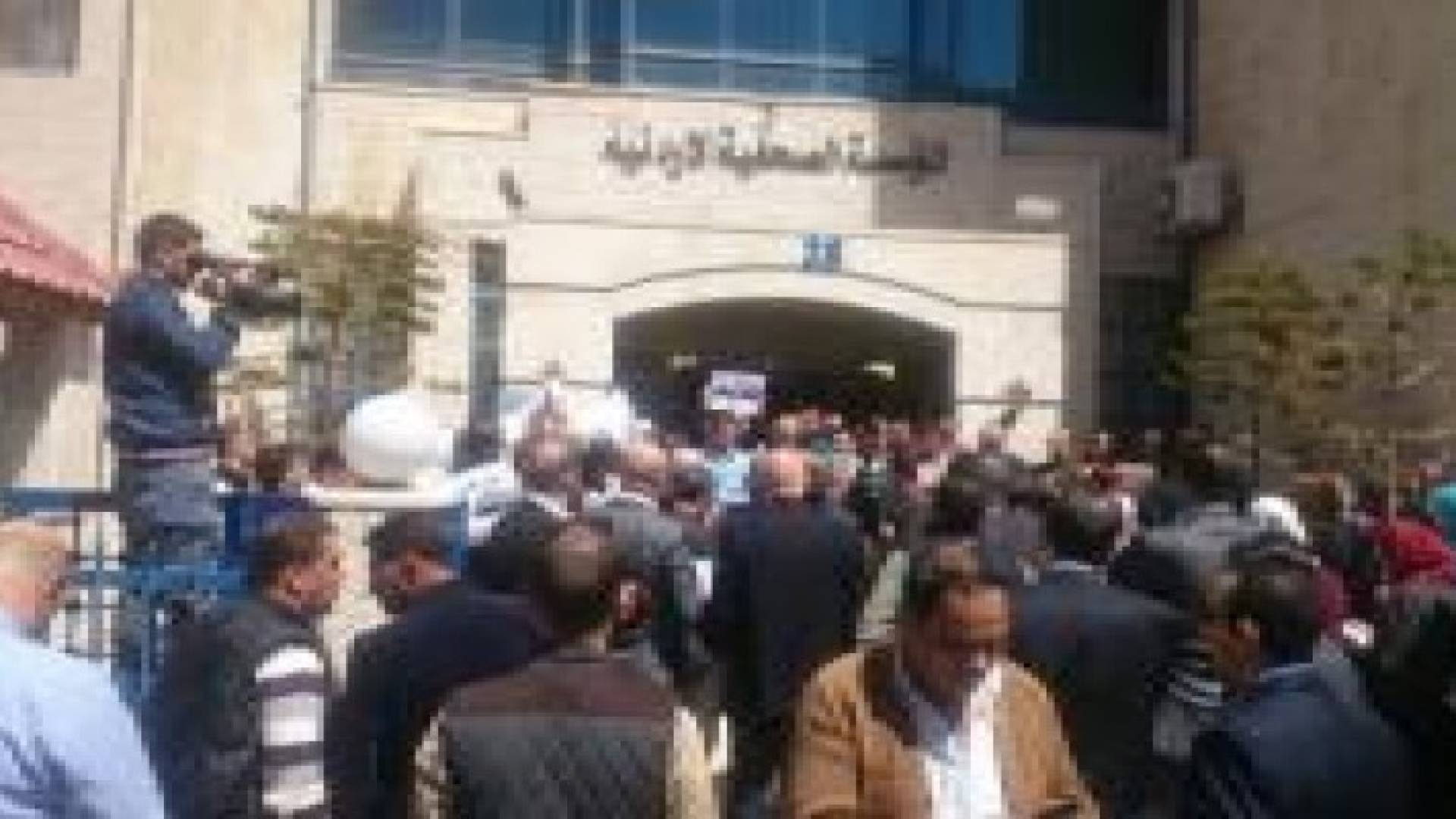 وقفة احتجاجية للعاملين في صحيفة الرأي.. صور