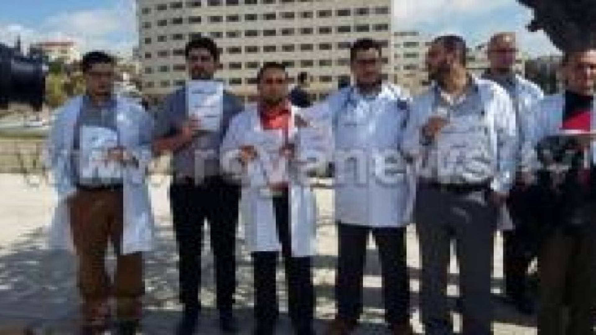 وقفة للأطباء أمام مجلس النواب احتجاجا على قانون الاطباء المعدل