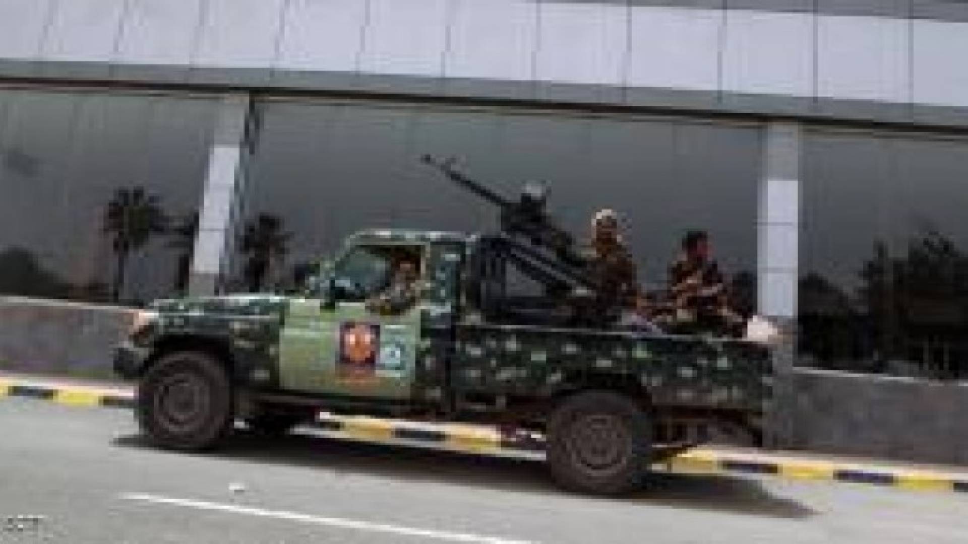 الحوثيون يسيطرون على لواء عسكري مسؤول عن حماية مضيق باب المندب