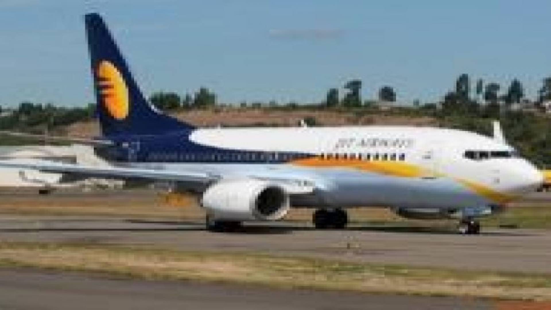 هندي يقفز من طائرة بعلو 5 أمتار مغادرا المطار