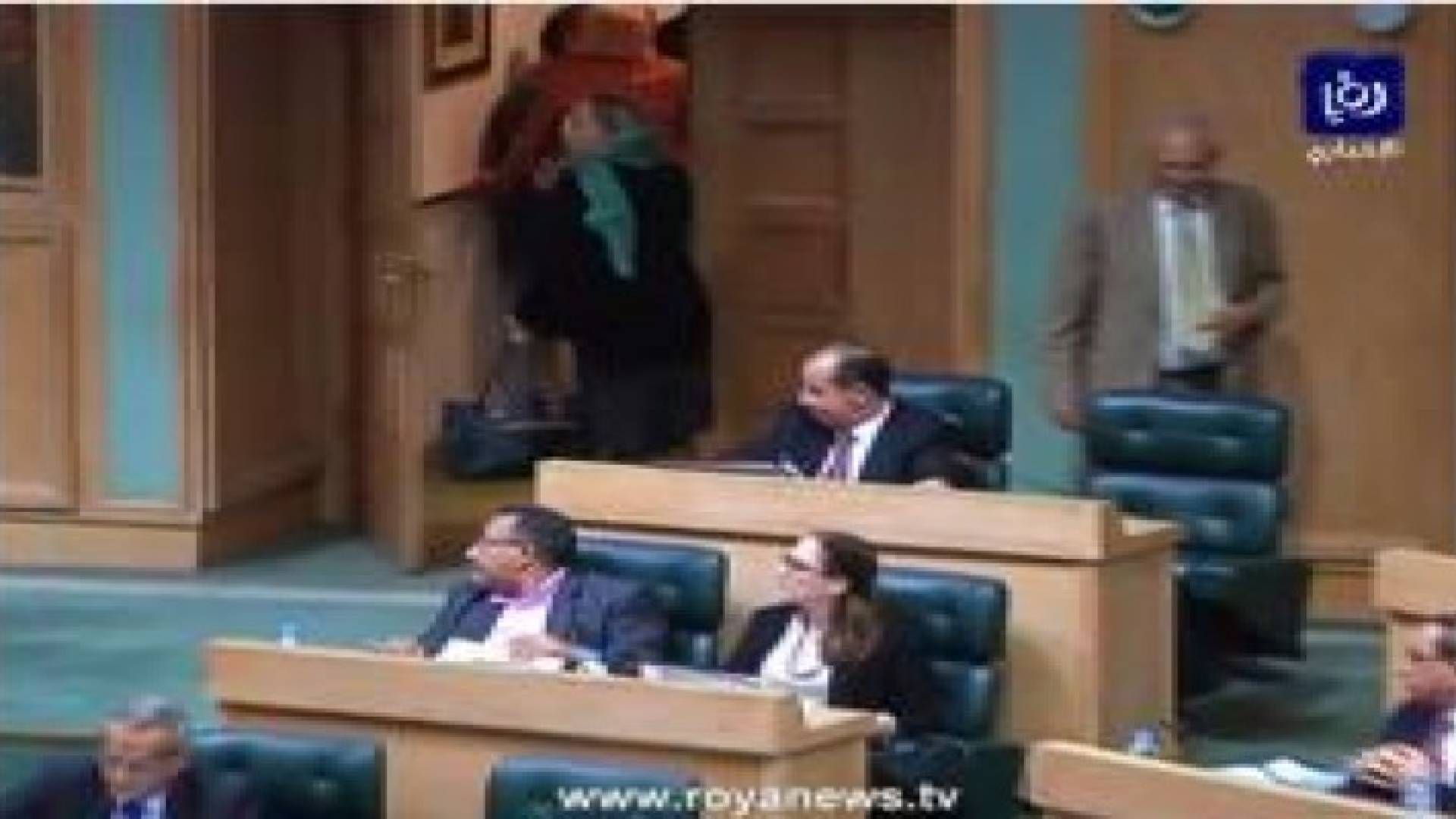 النائب فلك تغادر الجلسة بعد خلاف مع الرئاسة..فيديو