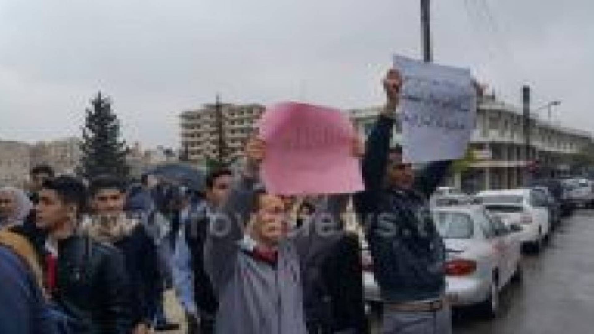 وقفة احتجاجية امام مجلس النواب لطلبة التوجيهي