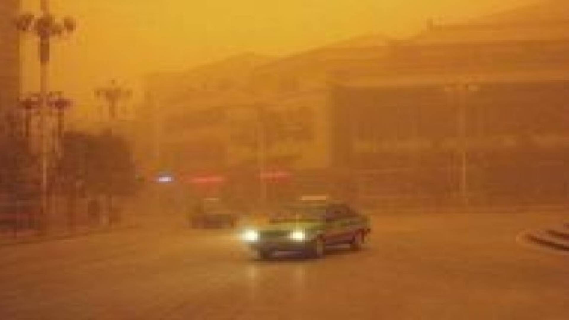 بالصور.. عاصفة رملية عنيفة تضرب شمال الصين وتغمر أحد مدنها بالرمال