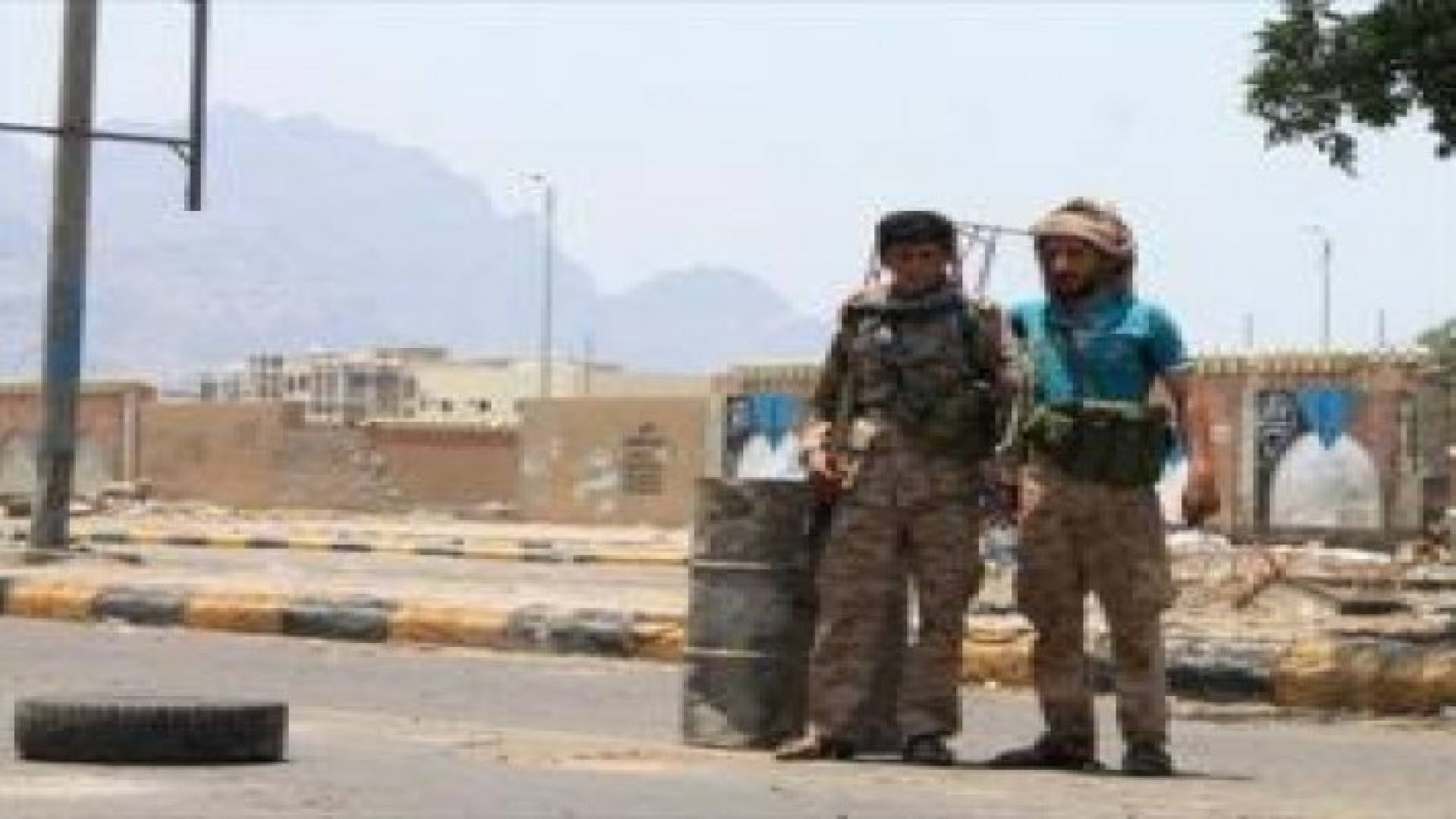 التحالف العربي يسقط أسلحة على مقاتلين في عدن