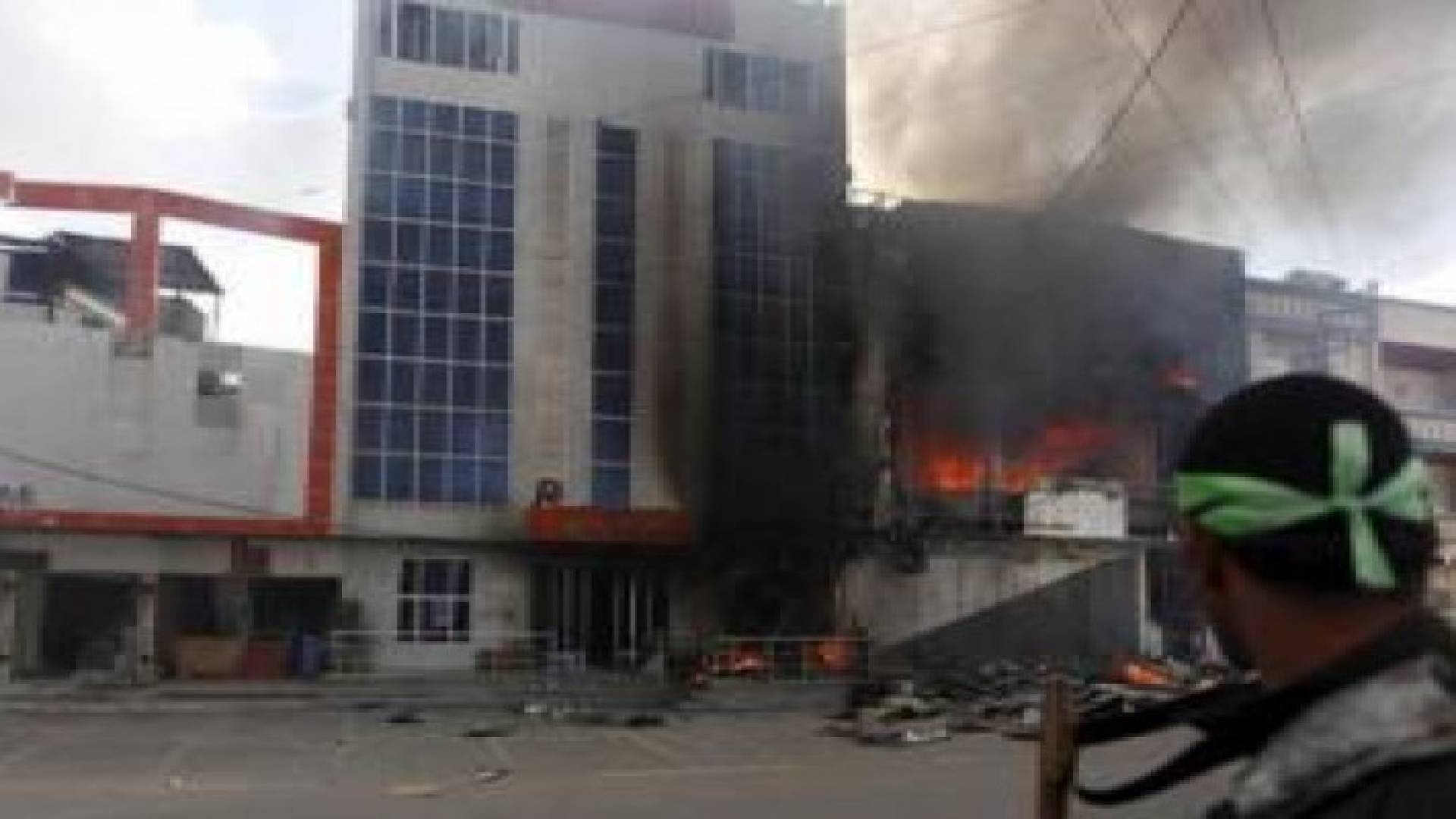 استمرار عمليات النهب والحرق في تكريت