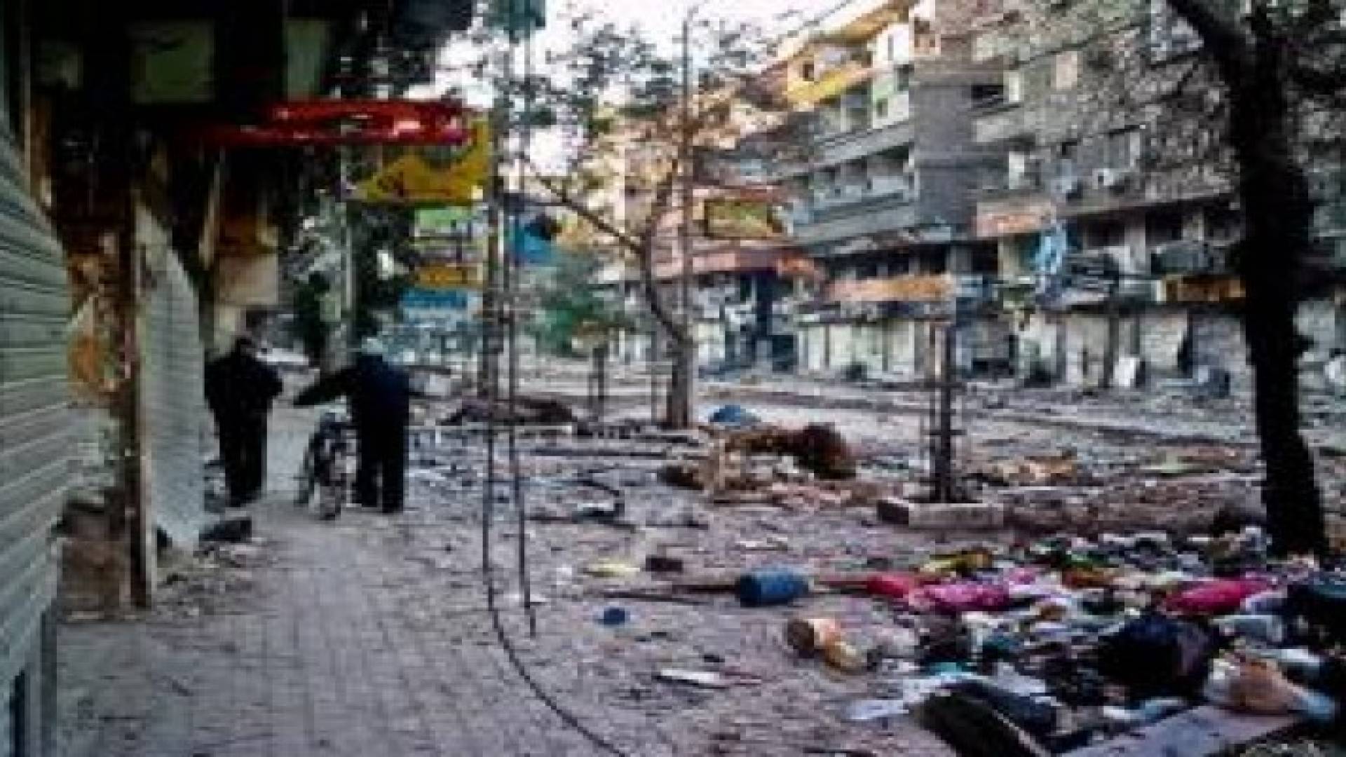 "داعش" يسيطر على 90% من مخيم اليرموك ويستهل قطع الرؤوس بذبح رجلين