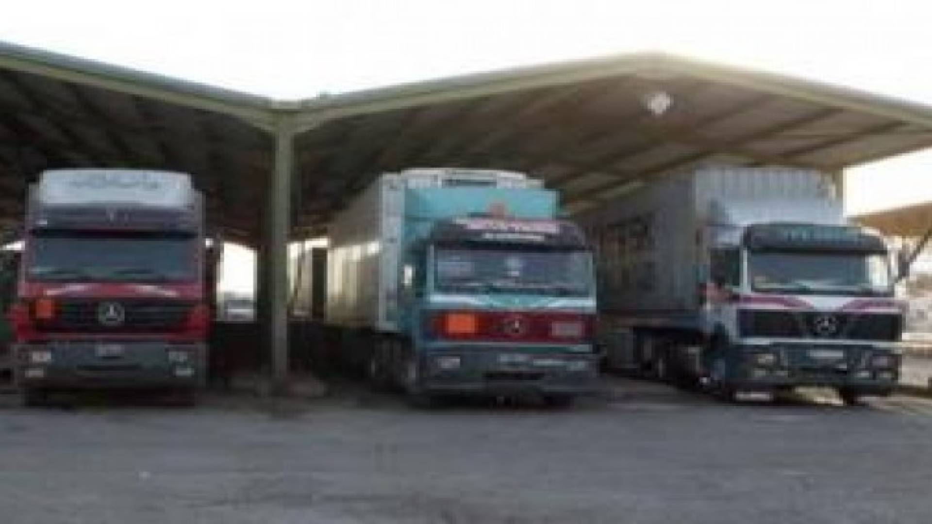 العراق يعيد 75 شاحنة اردنية محملة بالخضار