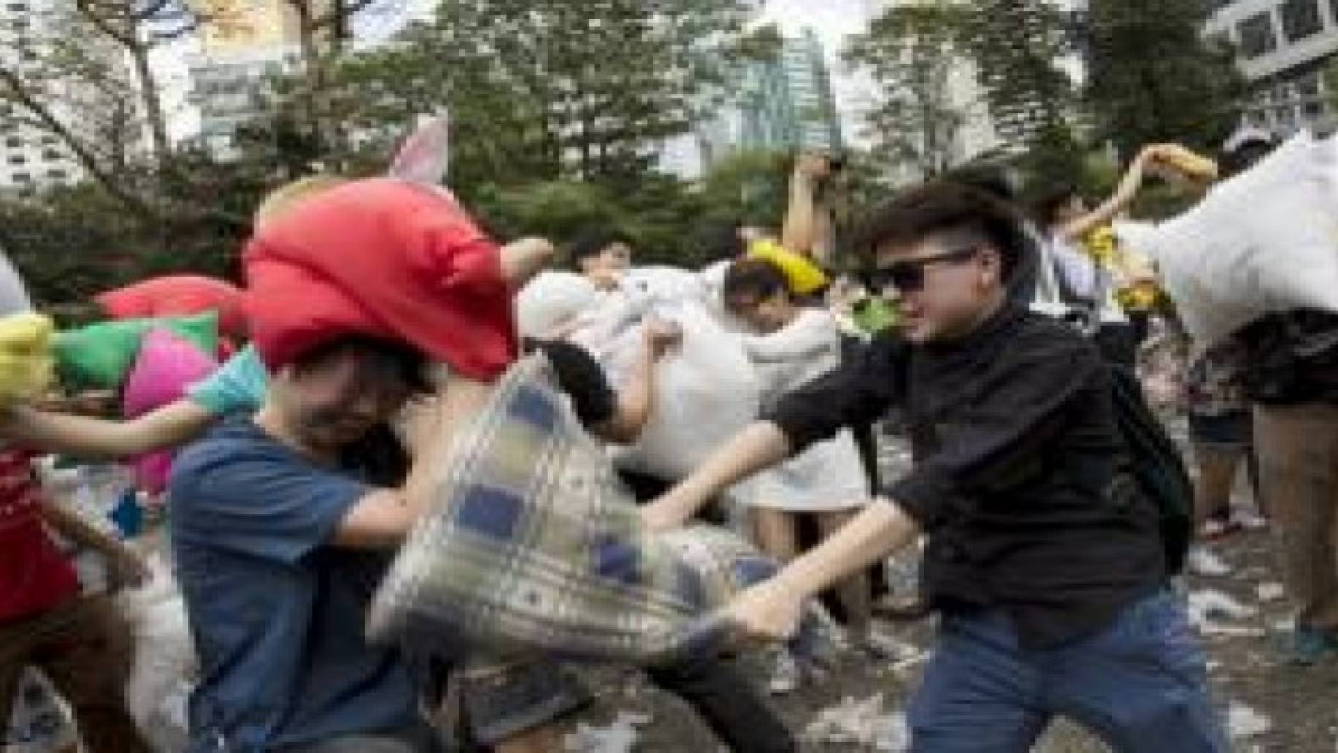 هونغ كونغ تحتفل باليوم العالمي لـ المعارك بالوسائد .. صور