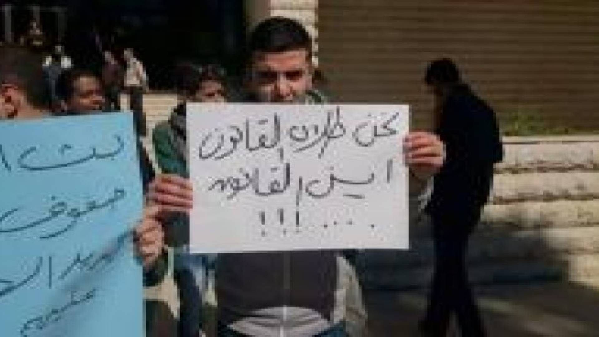 طلبة الحقوق في الأردنية يعتصمون أمام رئاسة الجامعة..بيان