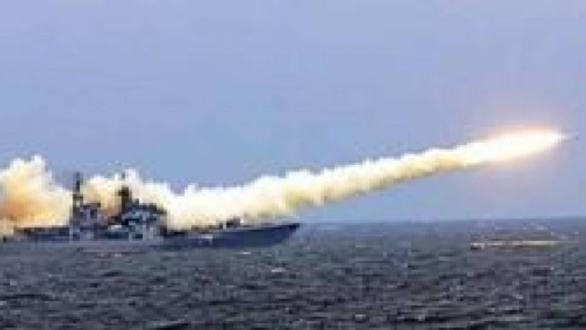 بوارج حربية تابعة للتحالف تقصف مواقع الحوثيين