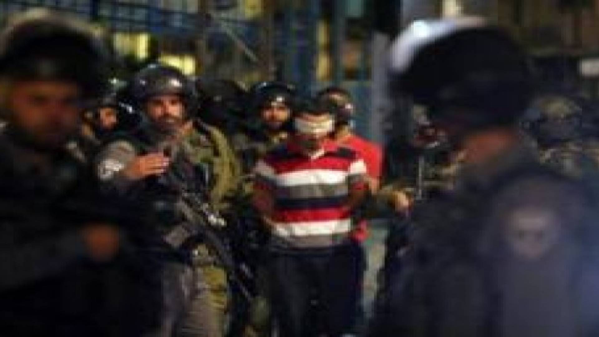 الاحتلال يعتقل 3 أسرى محررين ويستولي على مقتنيات البعض