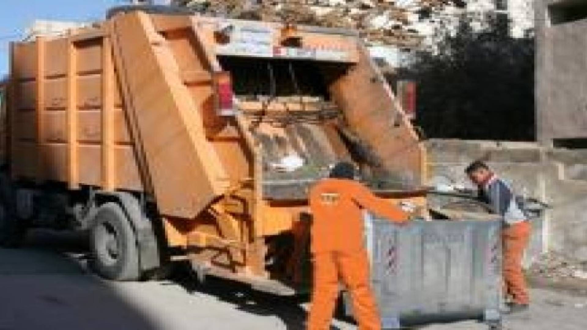 رفع حوالي 2500 طن نفايات يوميا