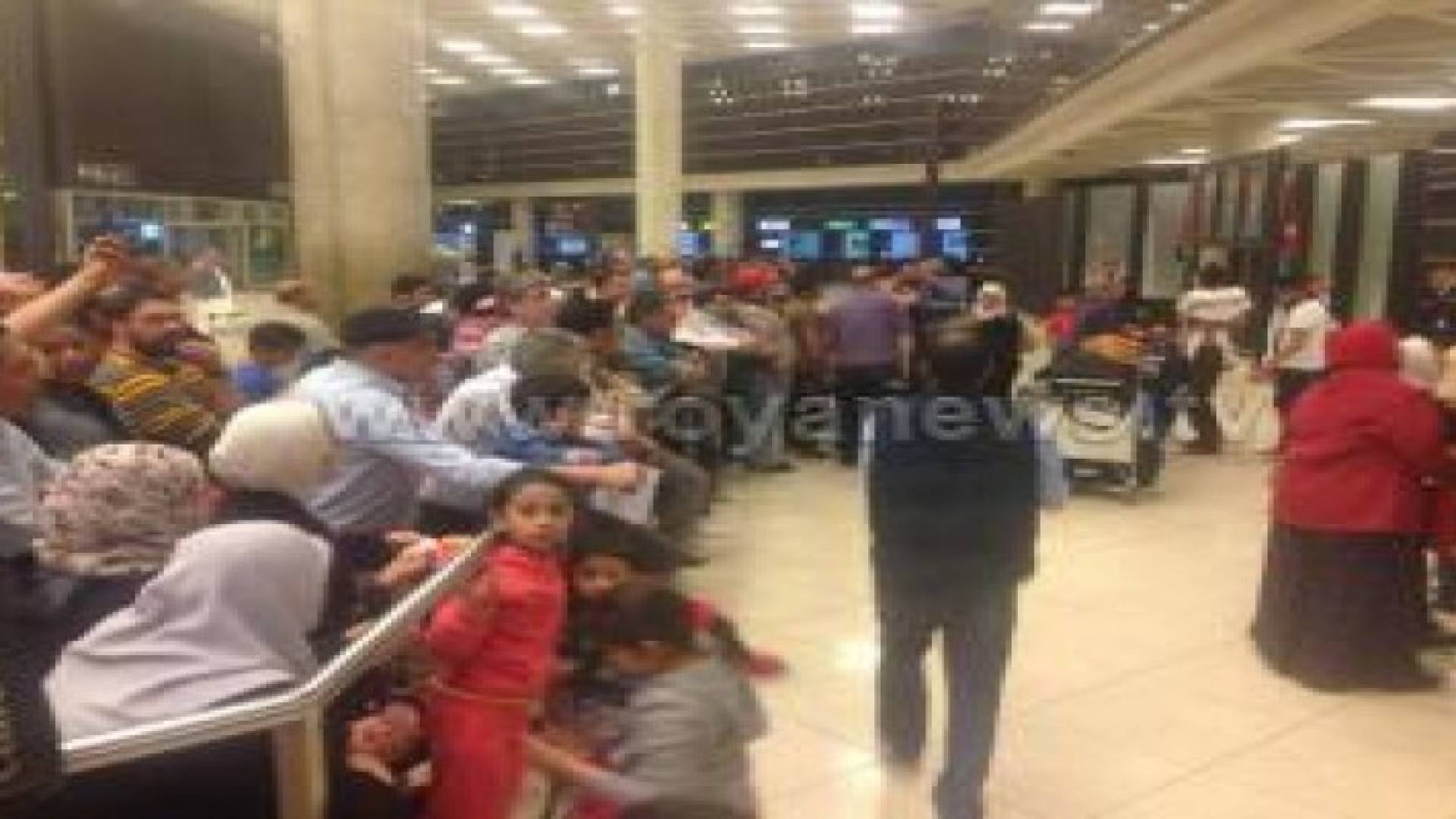 بالصور: وصول الطائرة الأولى التي تقل أردنيين تم اجلائهم من اليمن