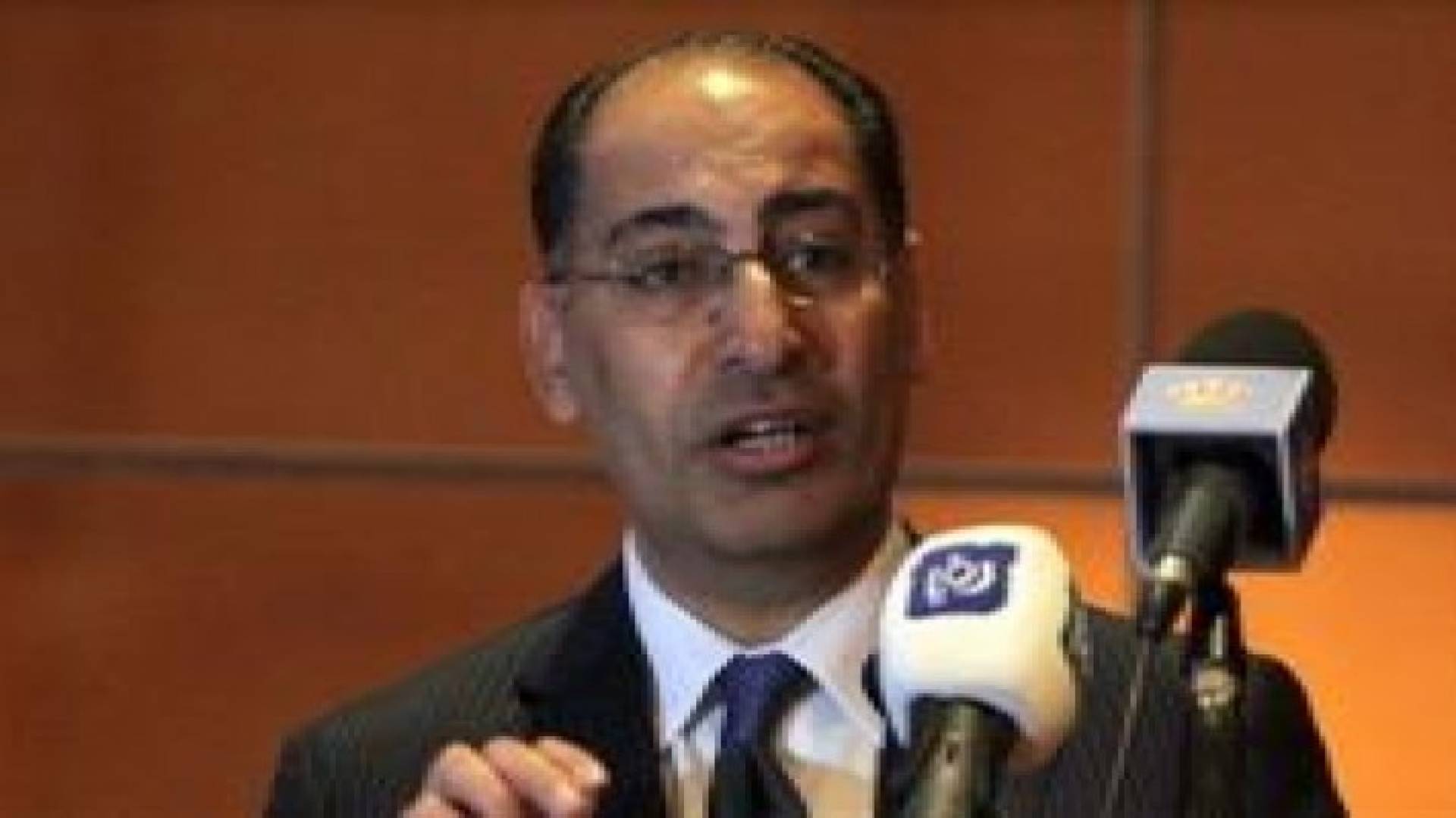 وزير الطاقة يبدي استعداد الوزارة لإعادة النظر في الية تسعير المشتقات النفطية