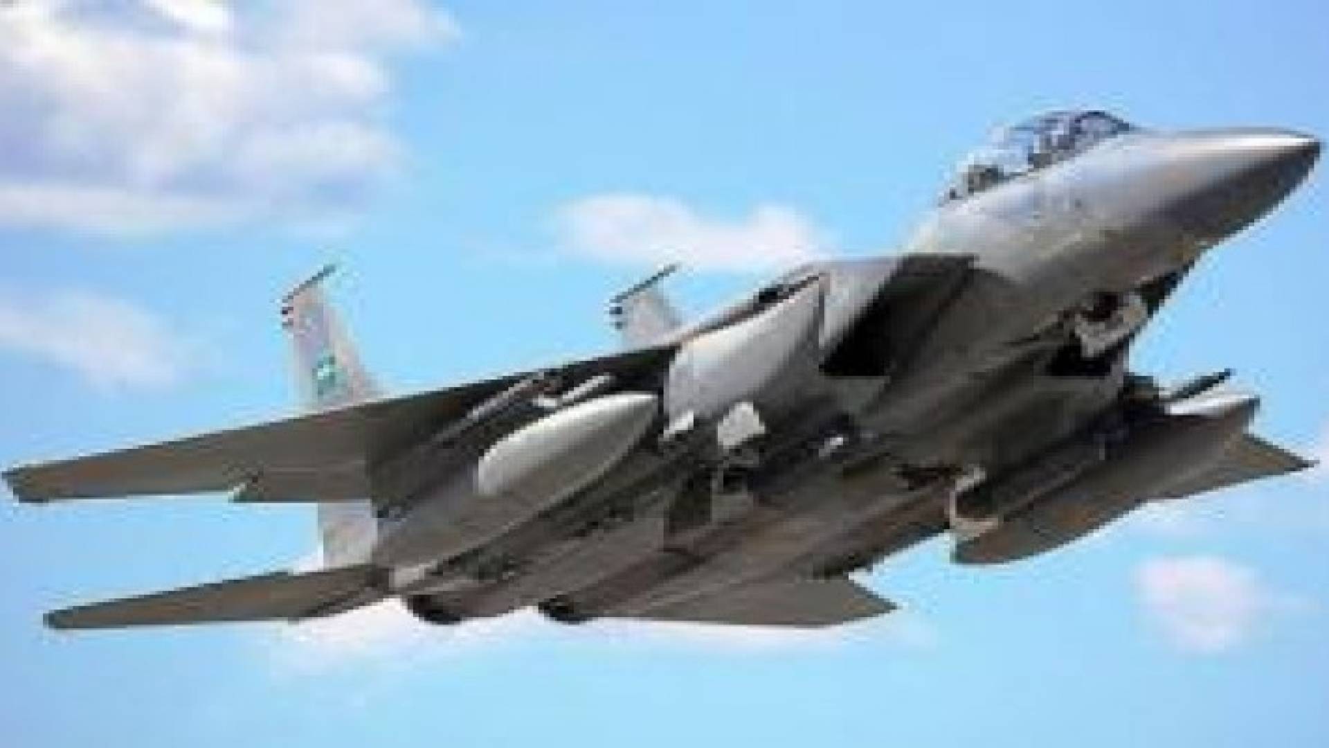 "عاصفة الحزم" تقصف مواقع عسكرية وسط اليمن