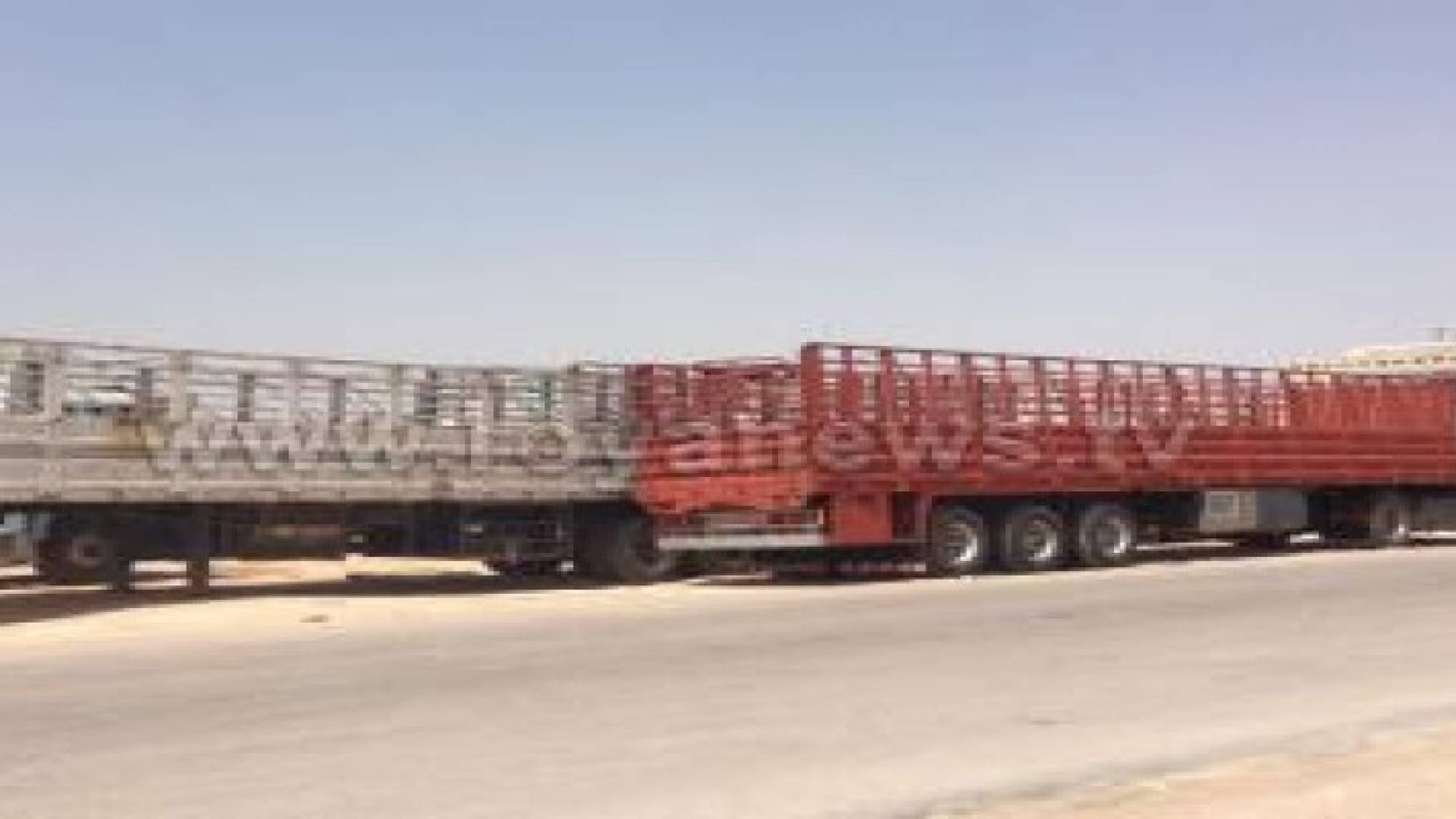 بالصور .. تكدس الشاحنات بين المنازل في منطقة العبدلية