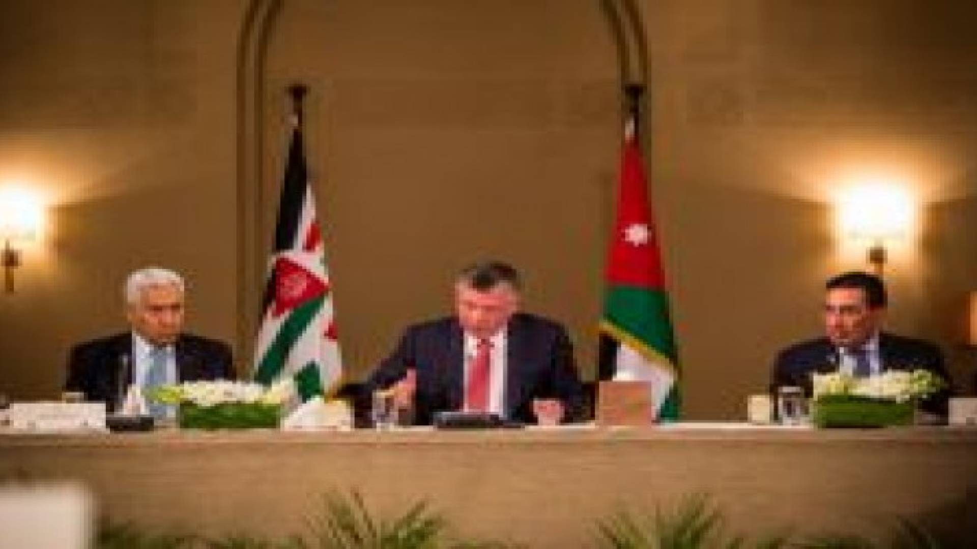 الملك يؤكد أهمية تعزيز الشراكة والتعاون بين مختلف السلطات