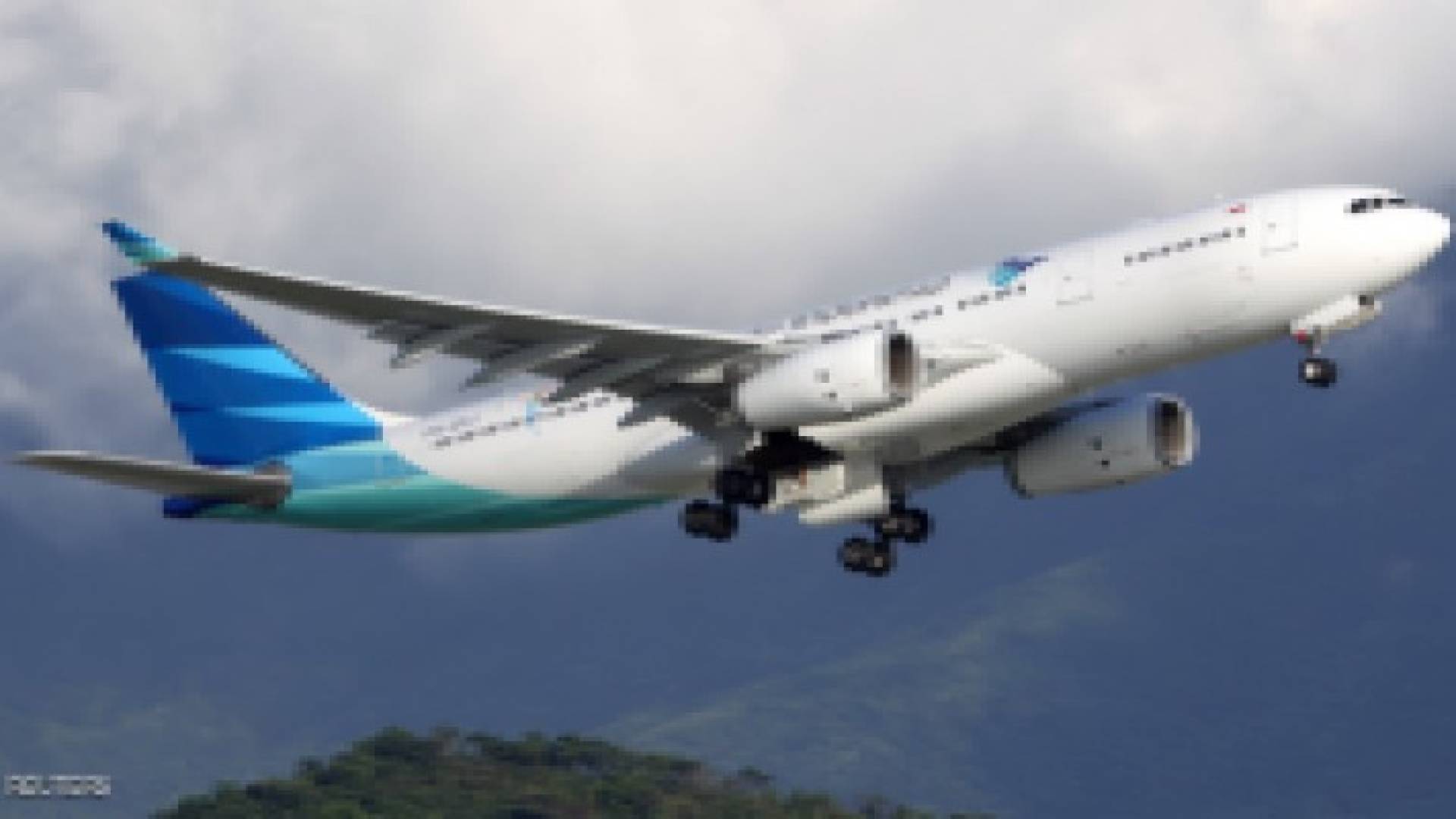 نجا بإعجوبة بعد أن سافر "مجانا" بإطار طائرة