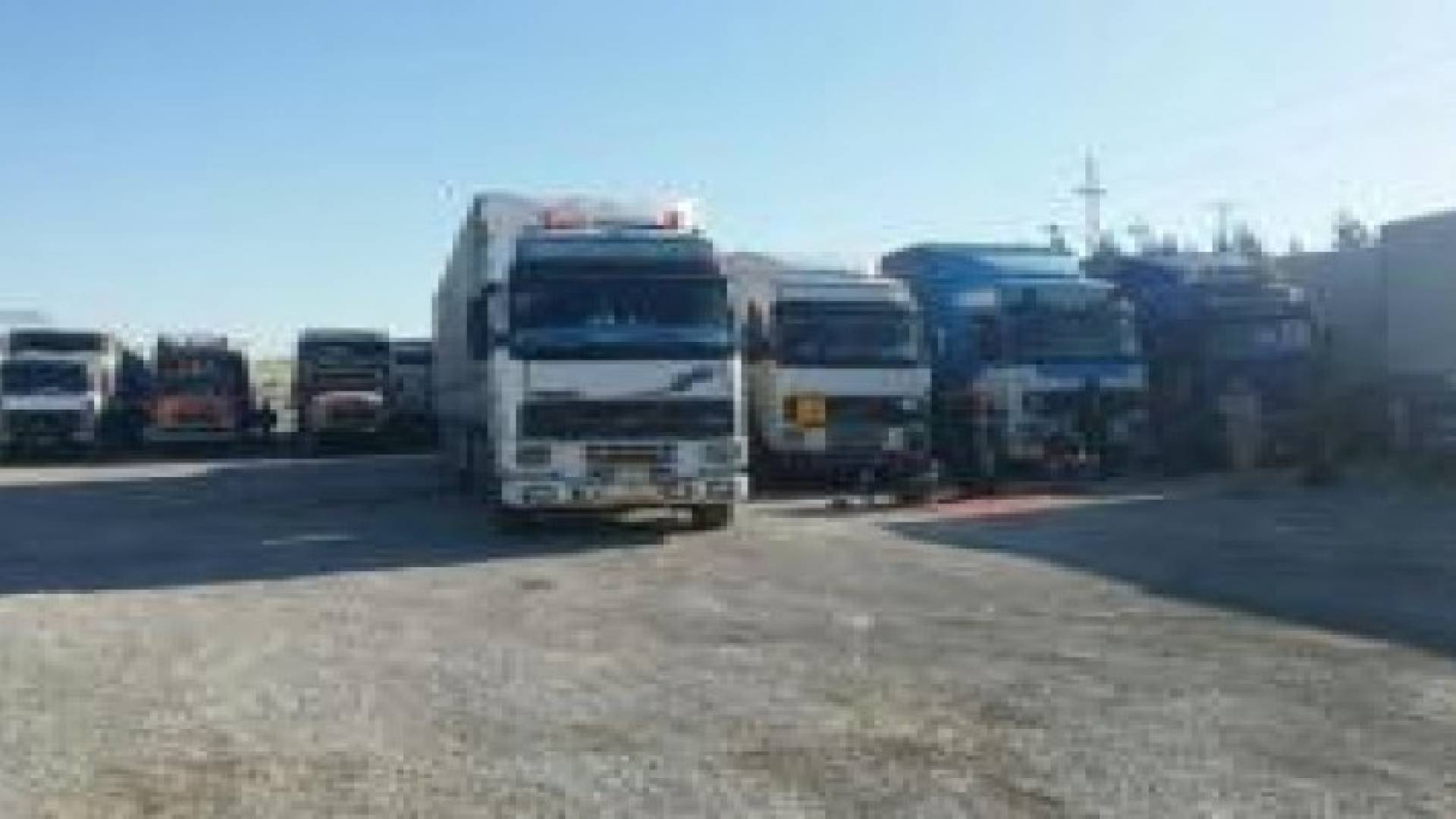 شاحنات اردنية تنقل ما تبقى من بضائع المنطقة الحرة المشتركة مع سوريا