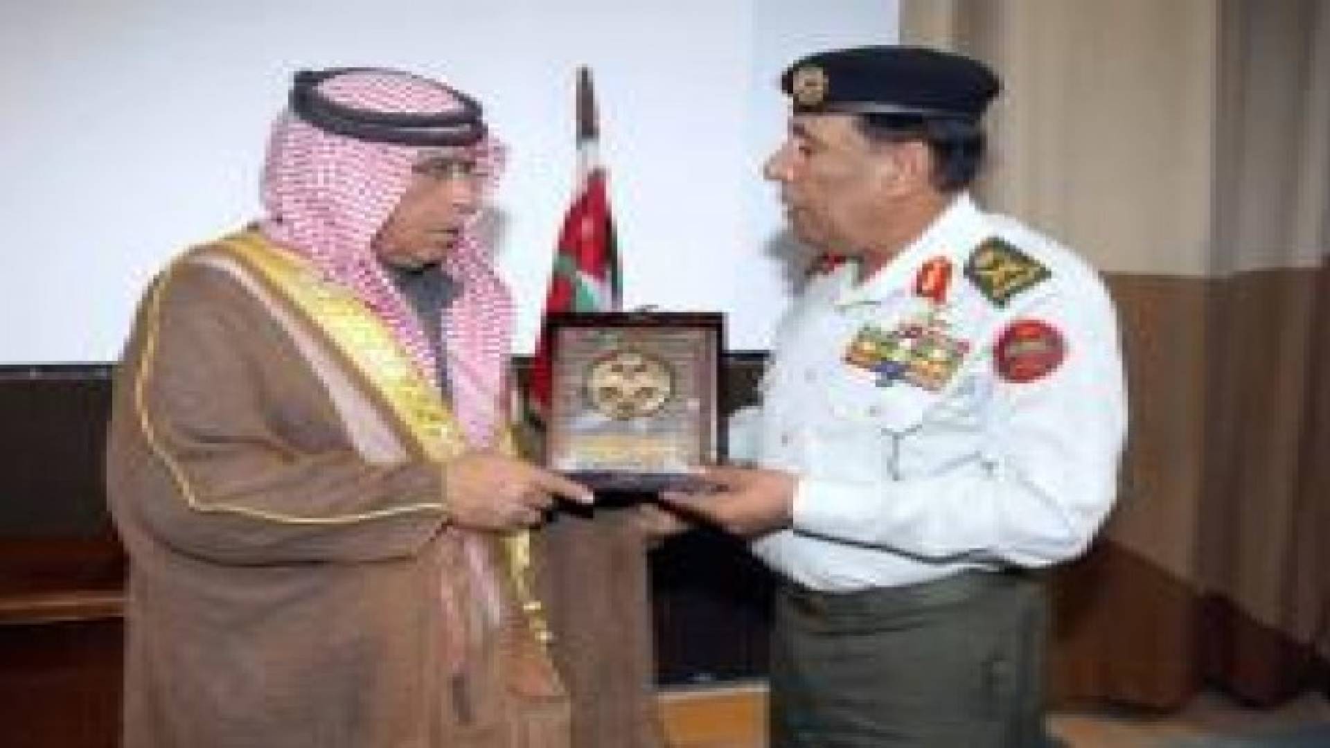 القوات المسلحة الاردنية - الجيش العربي تكرم ذوي الشهيد النقيب الطيار معاذ الكساسبة