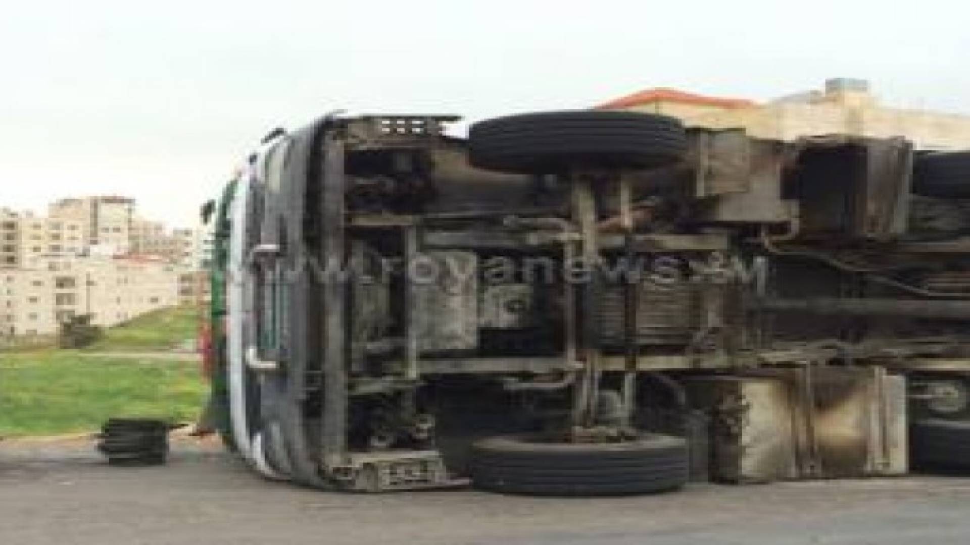 انقلاب شاحنة بالقرب من تحويلة اشارة الصناعة .. صور