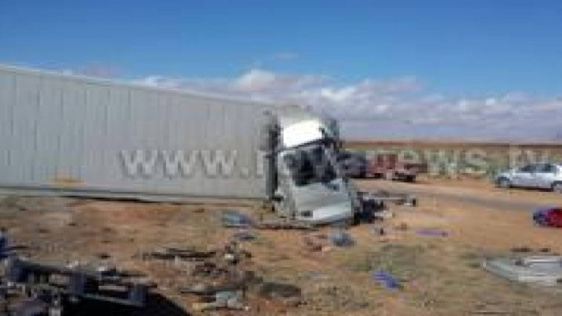 بالصور .. وفاتان بحادث تصادم شاحنتين في القطرانة