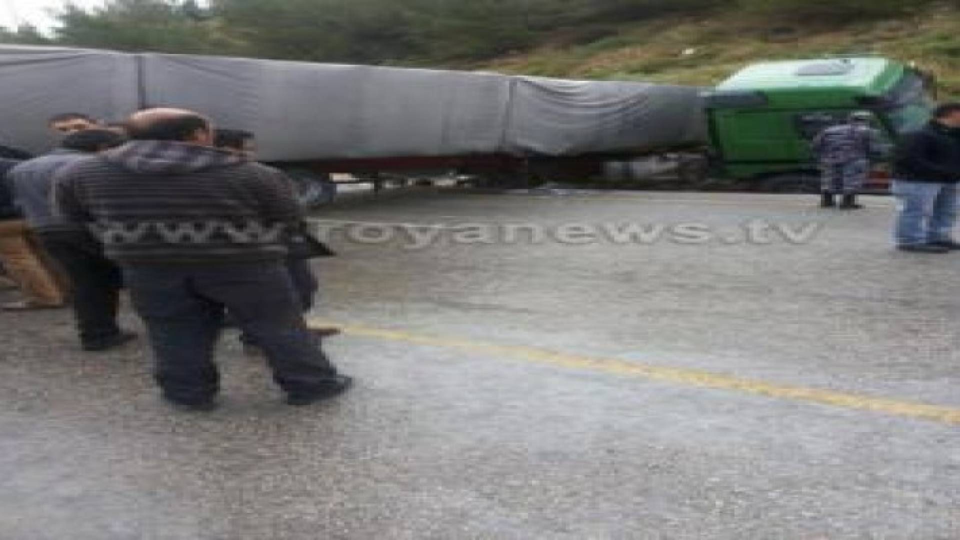 اصابتان اثر حادث انقلاب شاحنة في منطقة العدسية