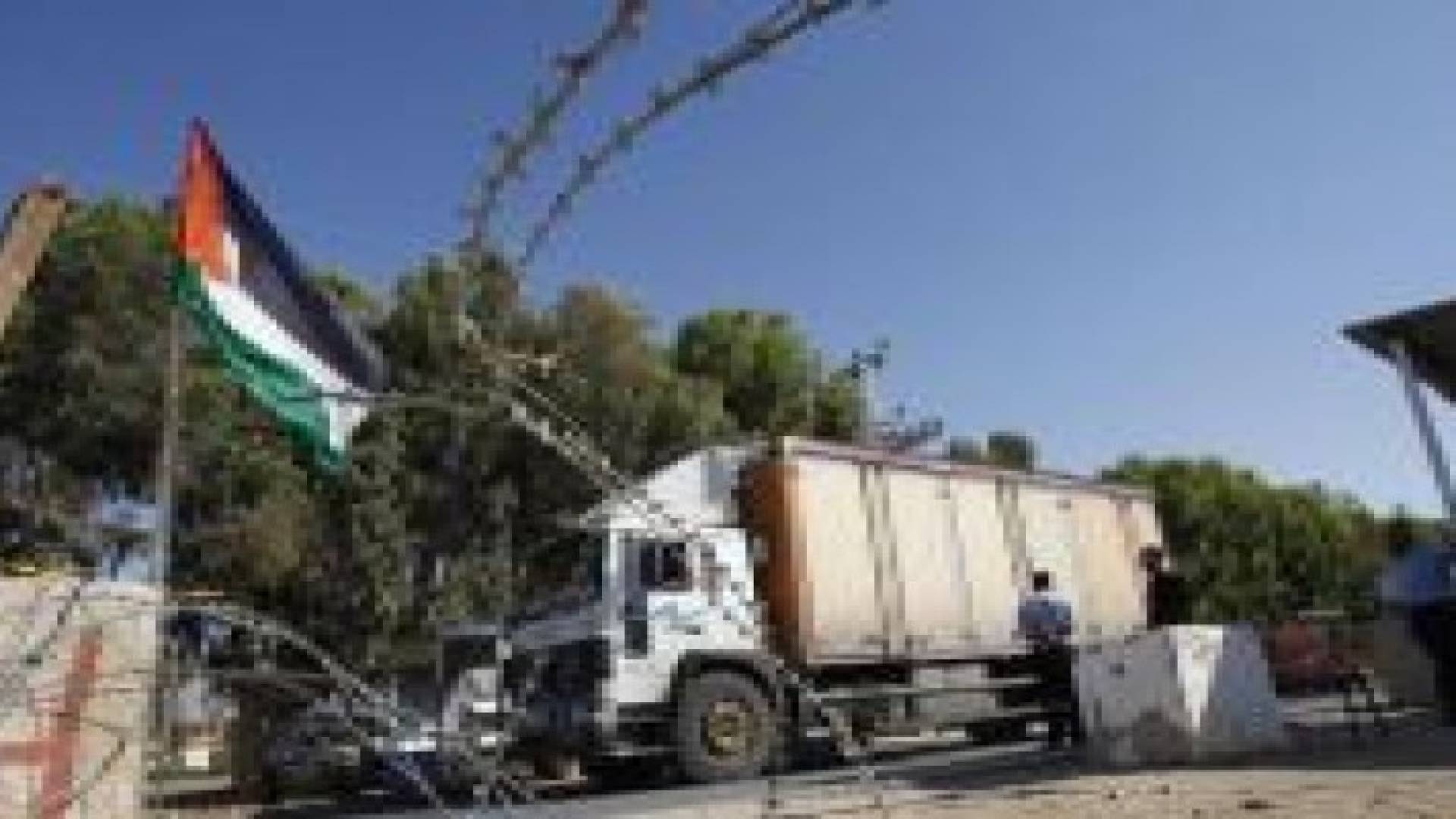 مئات شاحنات مساعدات لغزة